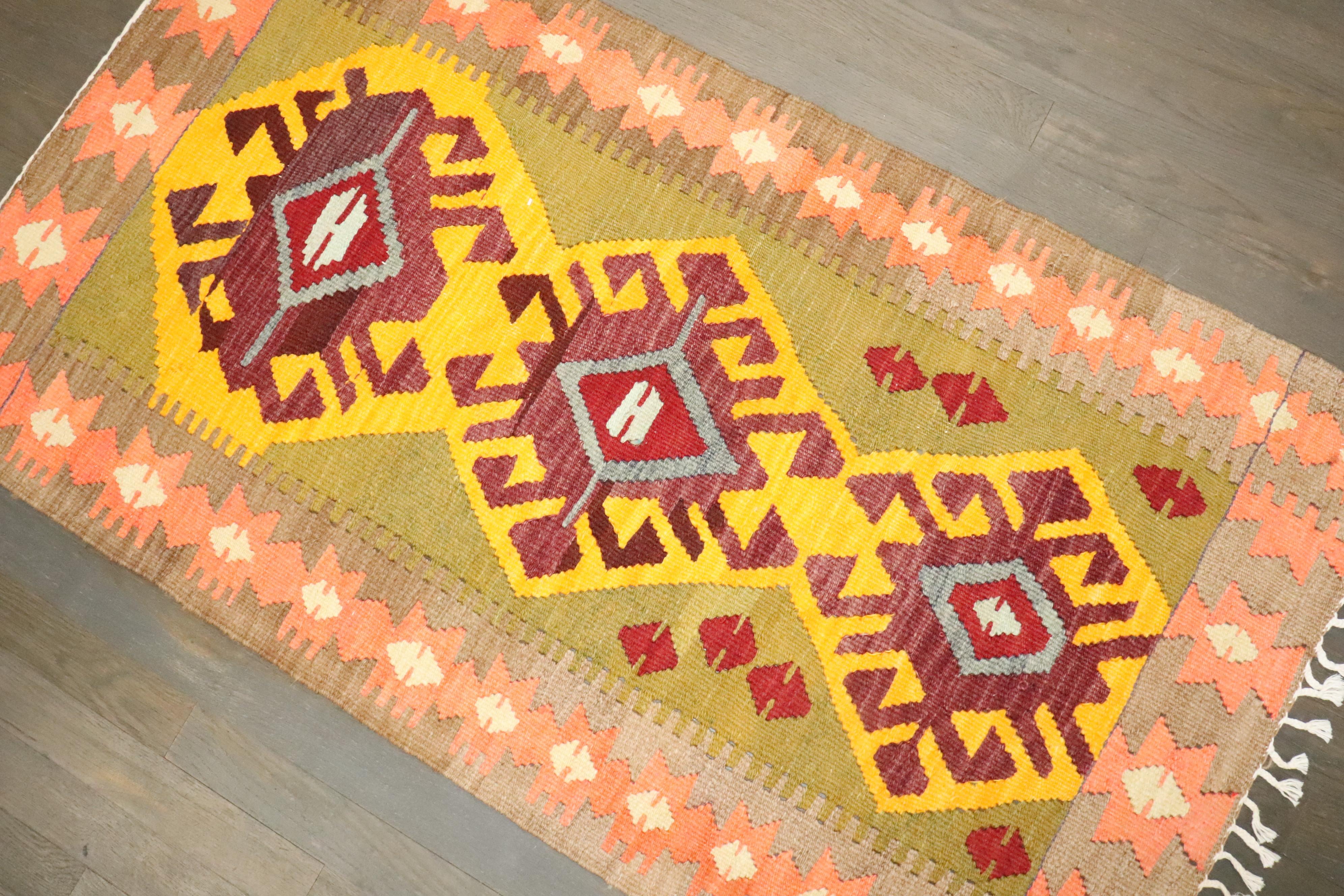 Zabihi Collection Vintage Lime Green Yellow Throw Kilim (Handgeknüpft) im Angebot