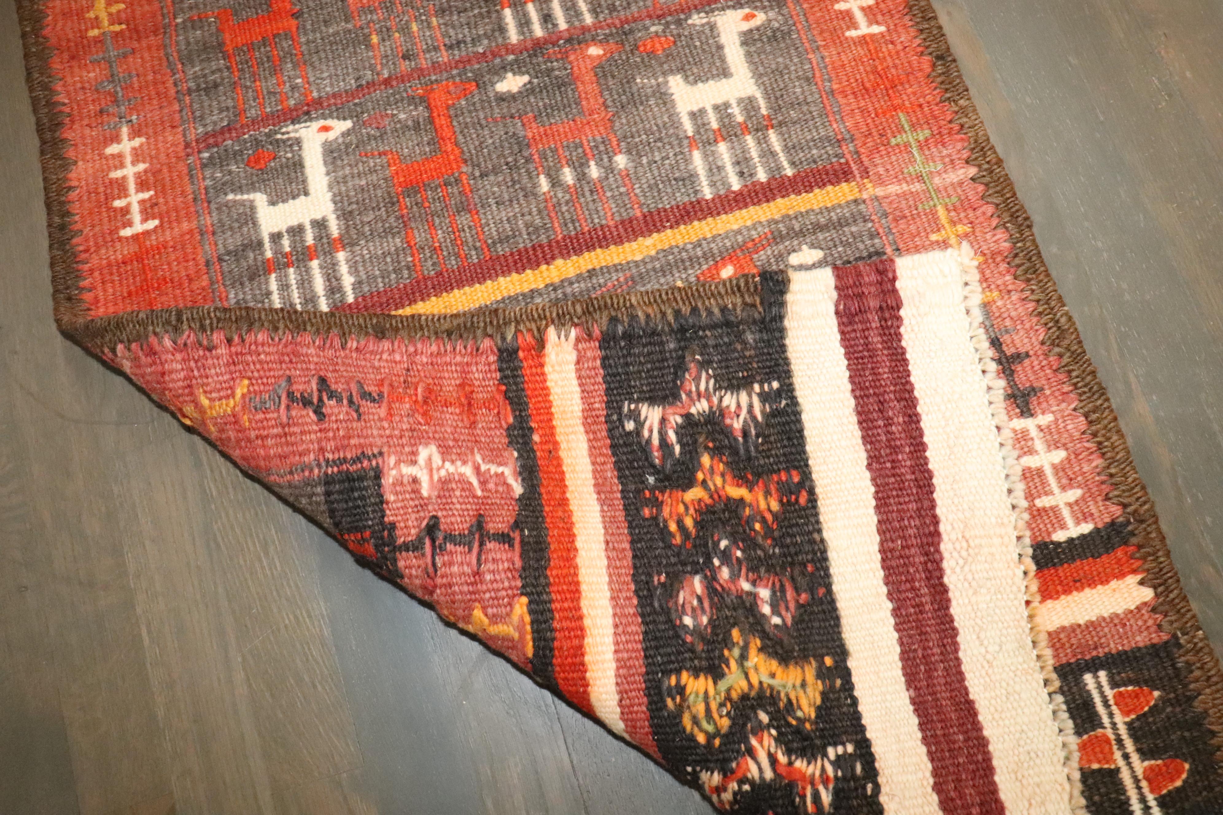 XX secolo Zabihi Collection Vintage marocchino animale Kilim a trama piatta in vendita