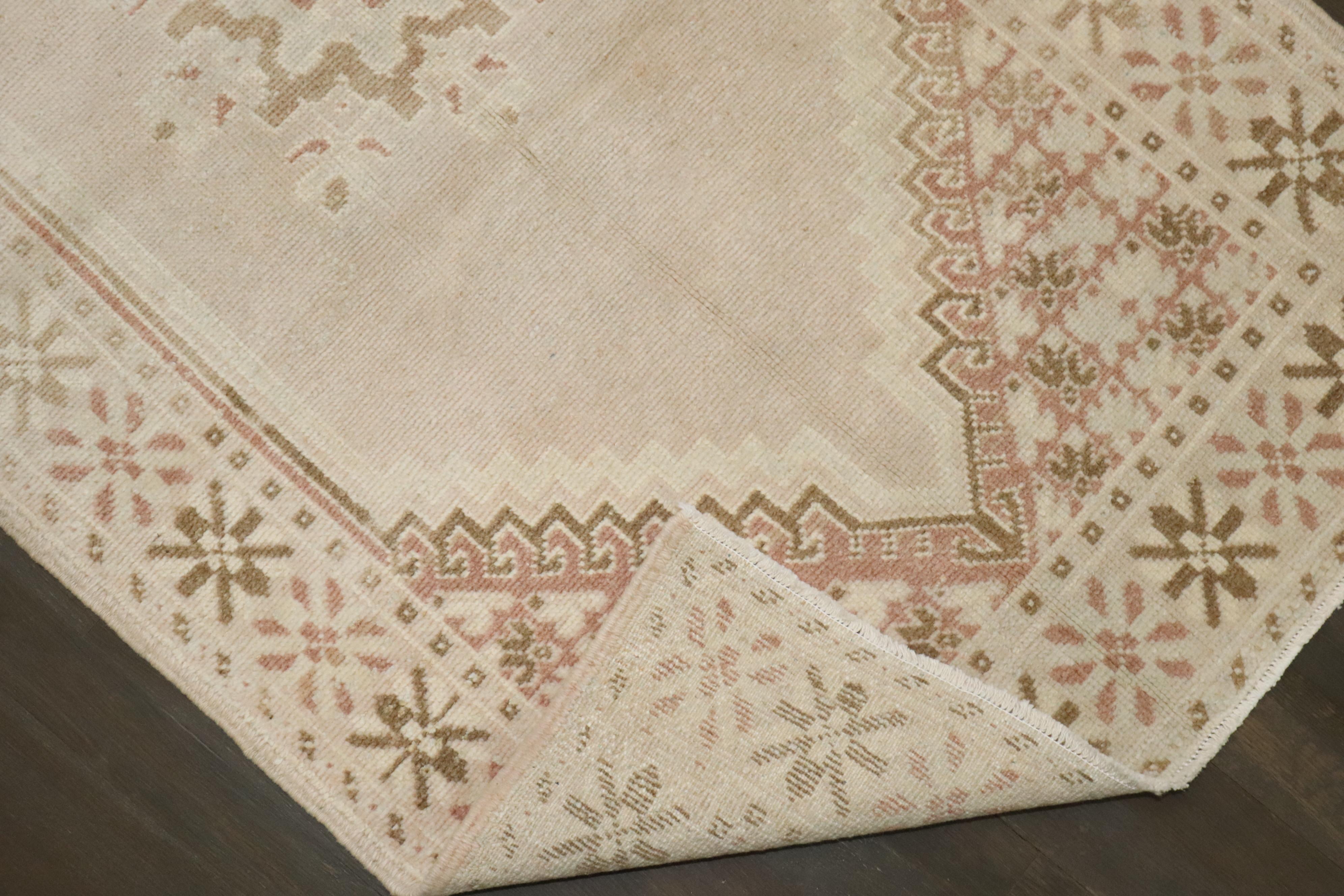 una alfombra marroquí de color neutro de mediados del siglo xx

Detalles
alfombra no.	31713
talla	2' 9