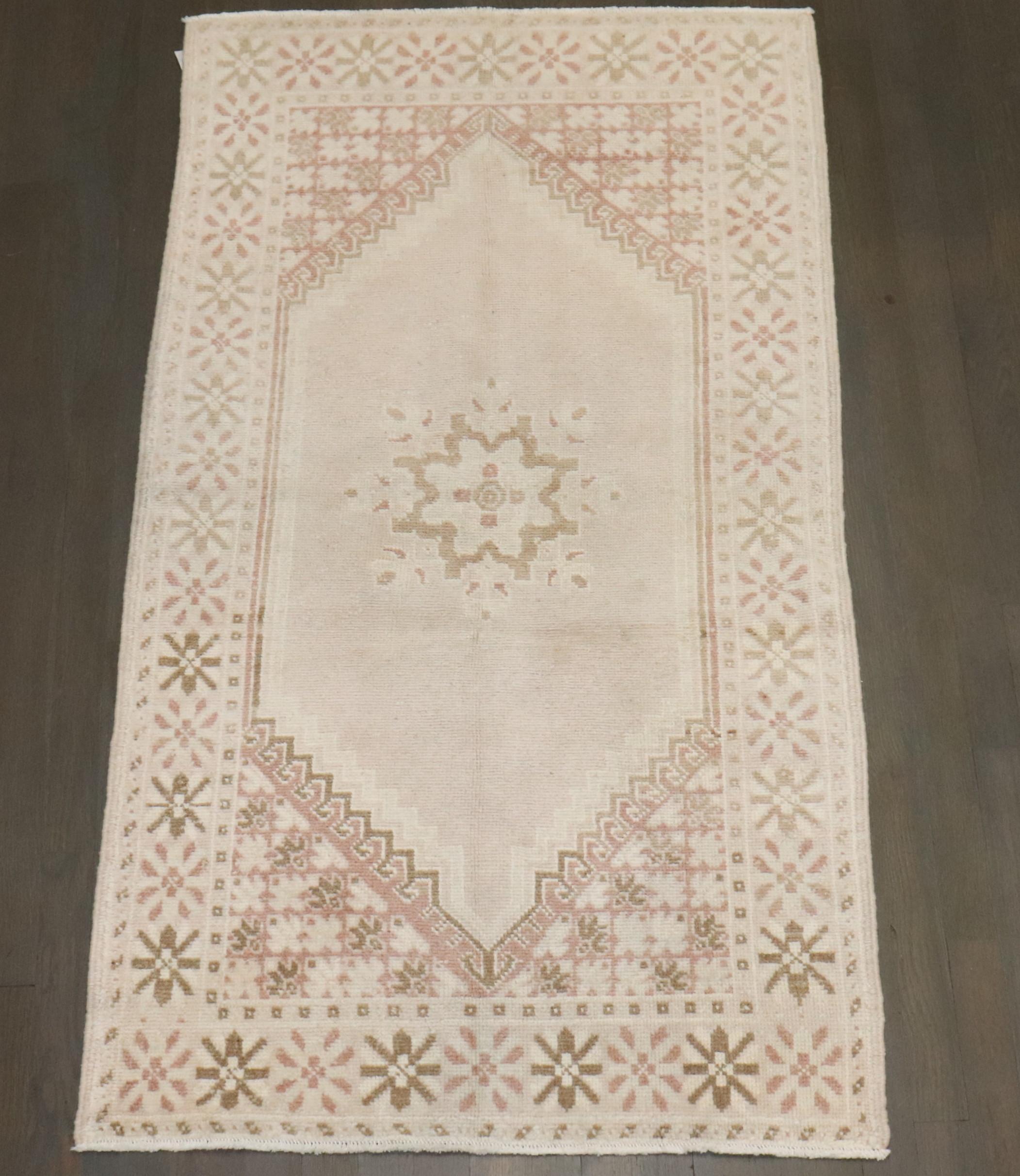 Alfombra marroquí neutra vintage de la colección Zabihi Tejido a mano en venta