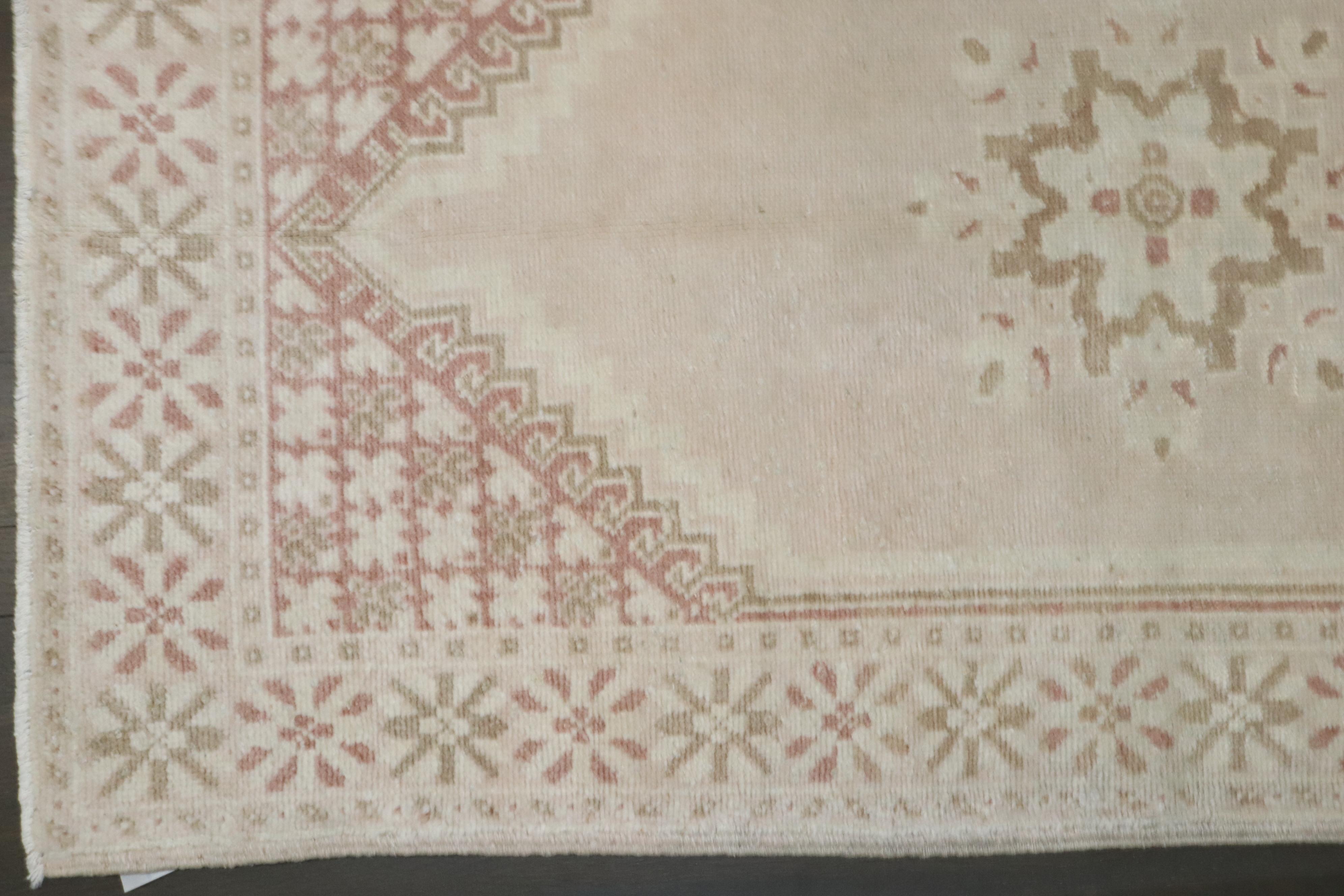 Alfombra marroquí neutra vintage de la colección Zabihi en Bueno estado para la venta en New York, NY