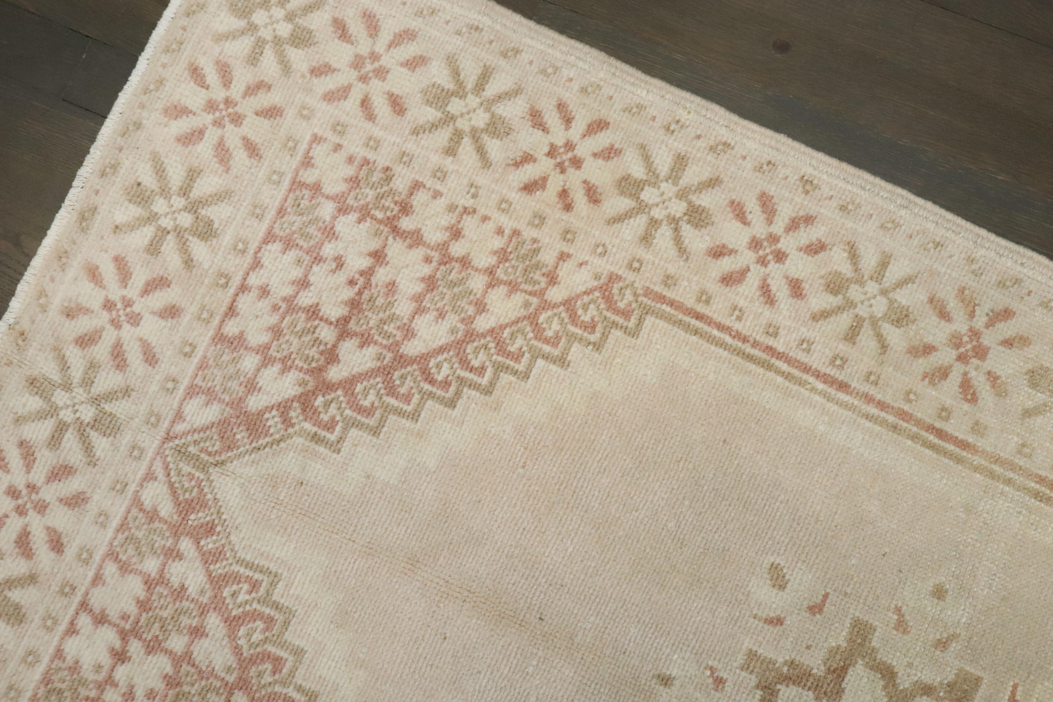 Alfombra marroquí neutra vintage de la colección Zabihi siglo XX en venta