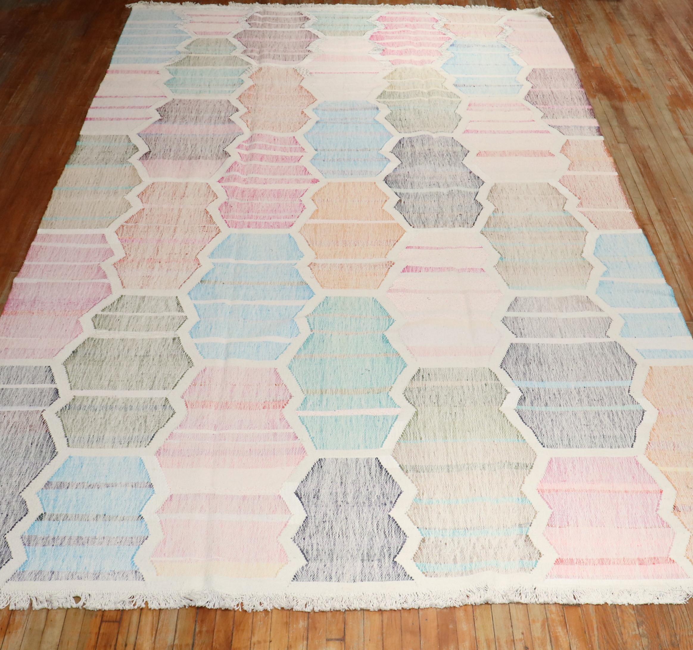 Zabihi Kollektion Vintage Pastell Geometrisch beeinflusster türkischer Kelim, Vintage (Skandinavische Moderne) im Angebot