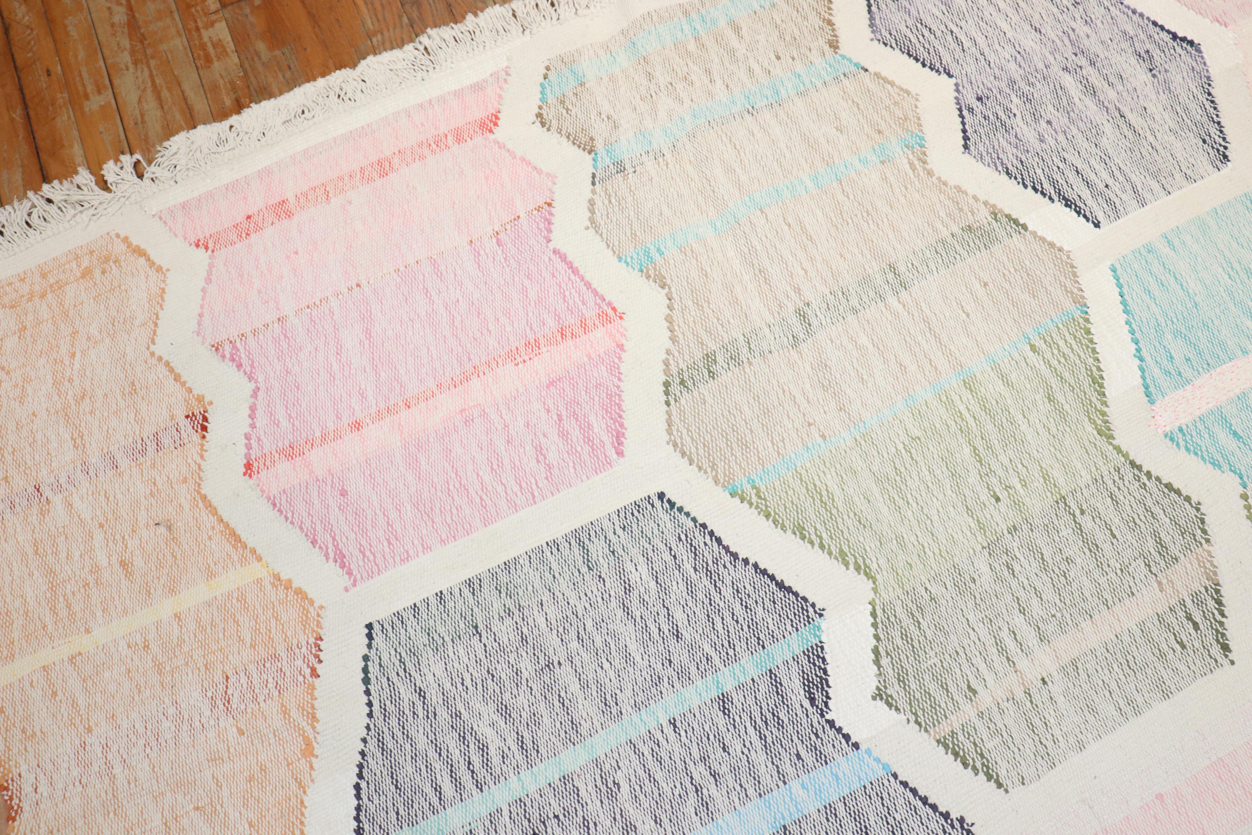 Zabihi Kollektion Vintage Pastell Geometrisch beeinflusster türkischer Kelim, Vintage (20. Jahrhundert) im Angebot