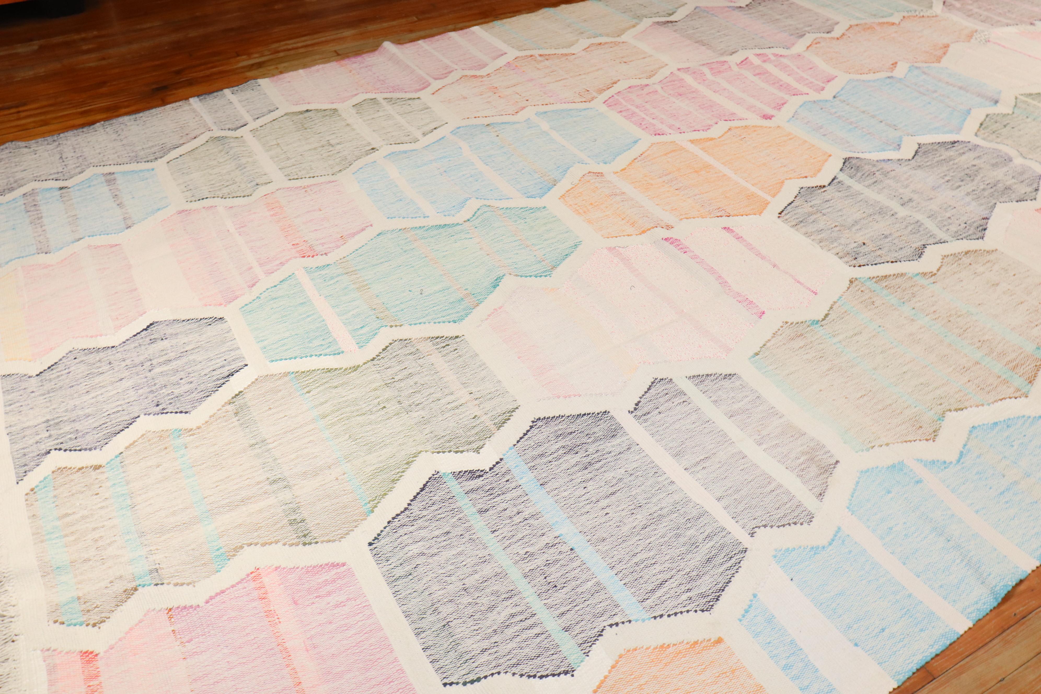 Zabihi Kollektion Vintage Pastell Geometrisch beeinflusster türkischer Kelim, Vintage (Wolle) im Angebot
