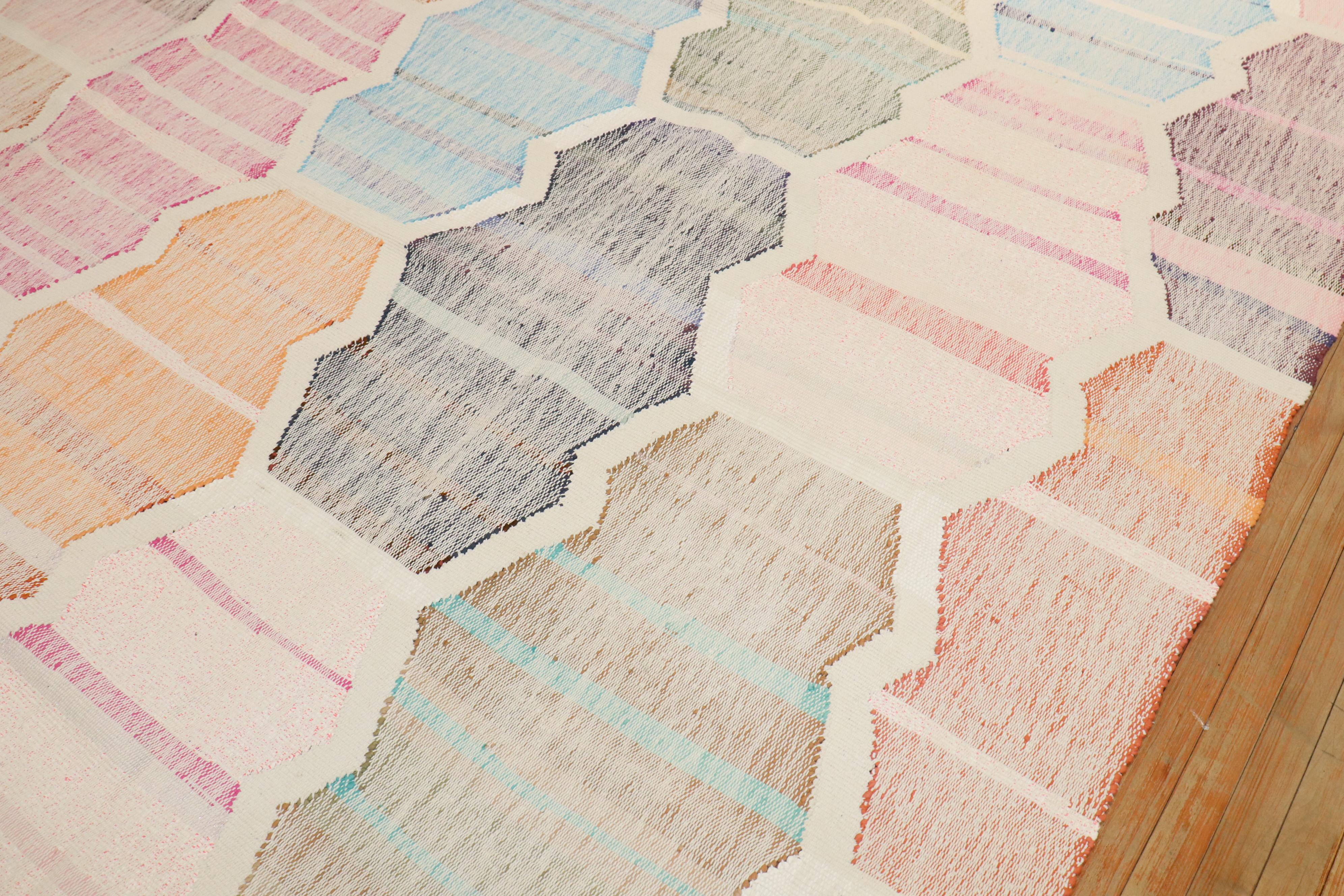 Zabihi Kollektion Vintage Pastell Geometrisch beeinflusster türkischer Kelim, Vintage im Angebot 1
