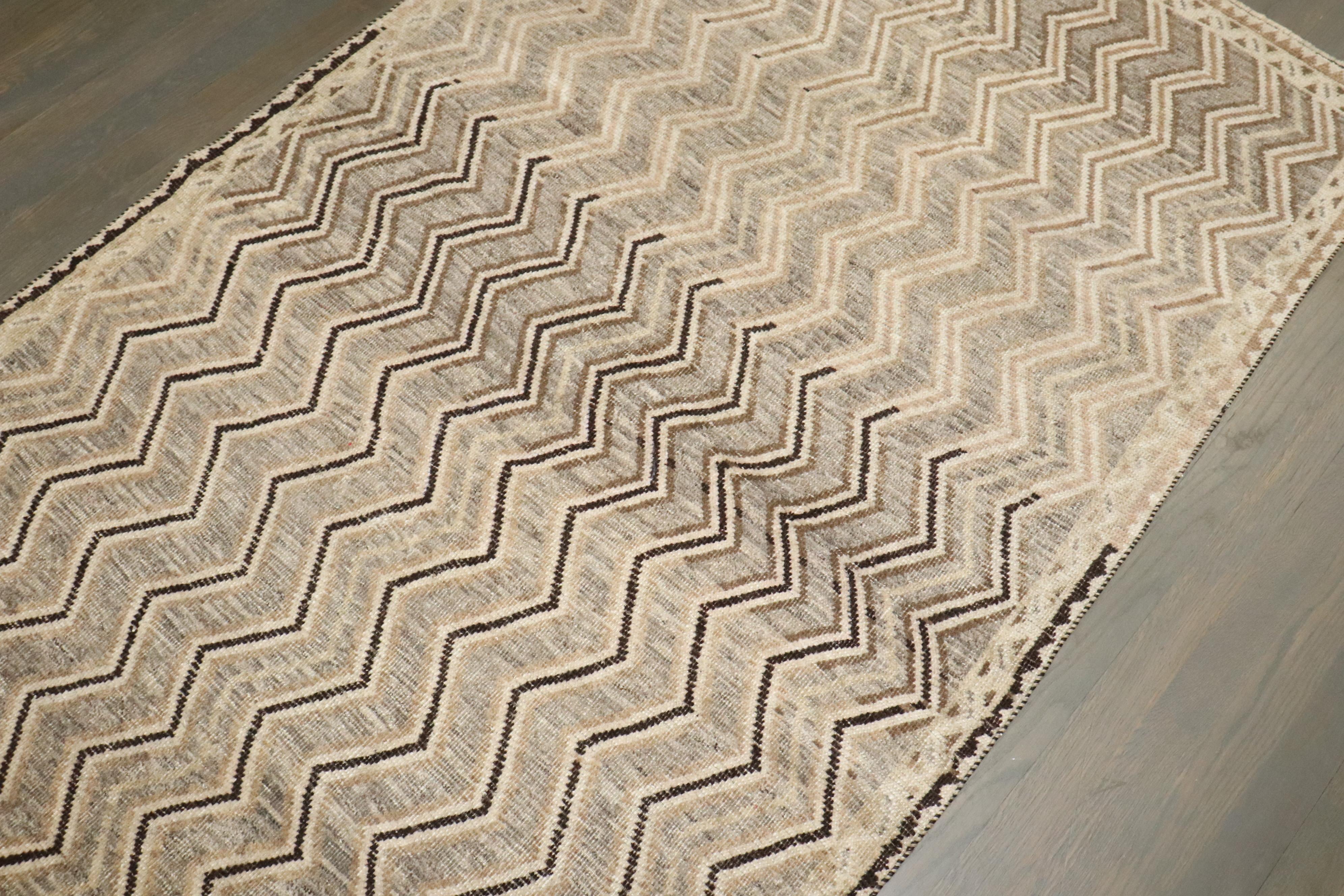 tapis persan Gabbeh du milieu du 20e siècle aux couleurs neutres

Détails
rug no.	j4464
taille	3' 9