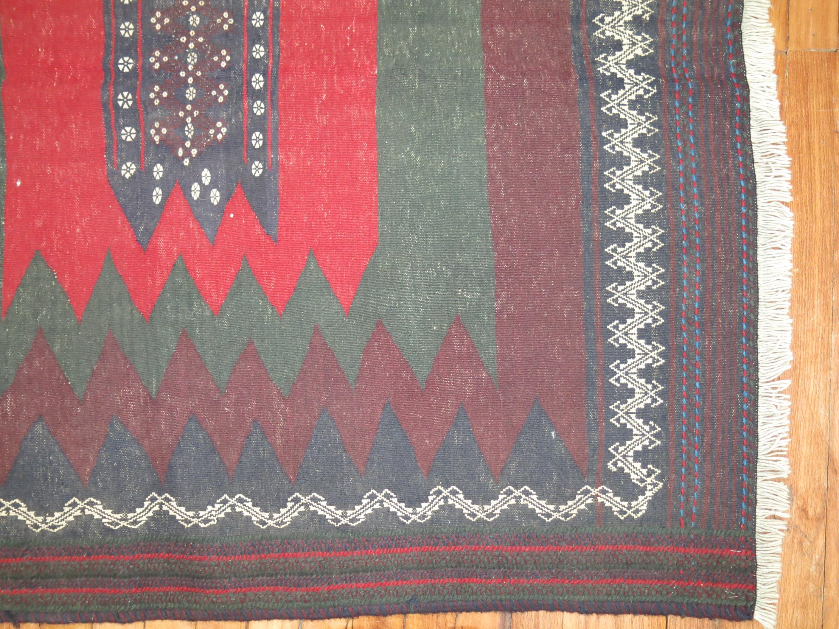 Ein alter persischer Kelim aus Flachgewebe aus der Mitte des 20. Jahrhunderts.

4'2'' x 4'4''

Sofrehs werden von persischen Stämmen als Teil der Mitgift gewebt und als Bodenbelag verwendet, auf dem sie Speisen für besondere Gäste anbieten. Ihre