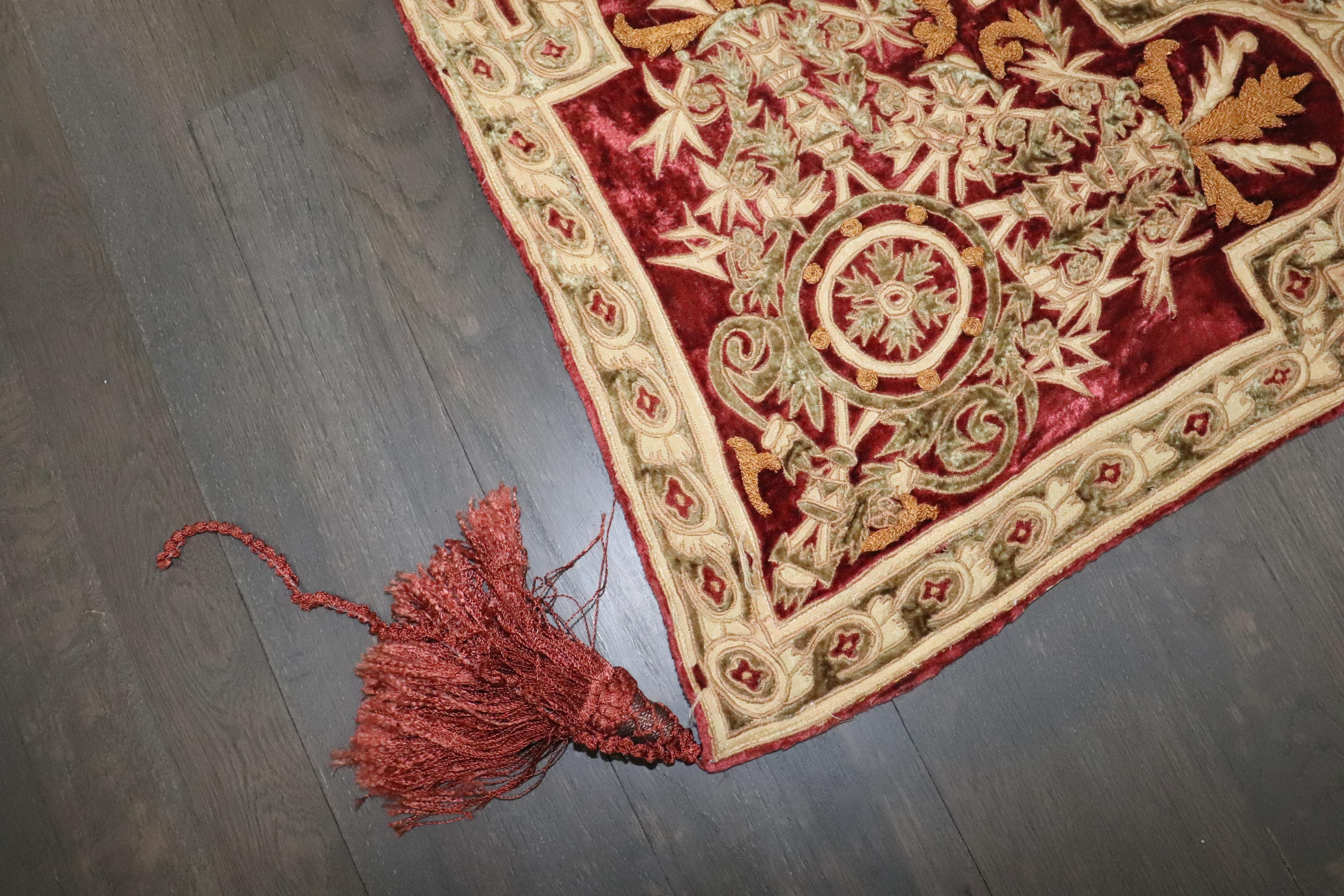 Zabihi Collection'S Velluto russo vintage ricamato in tessuto In condizioni buone in vendita a New York, NY