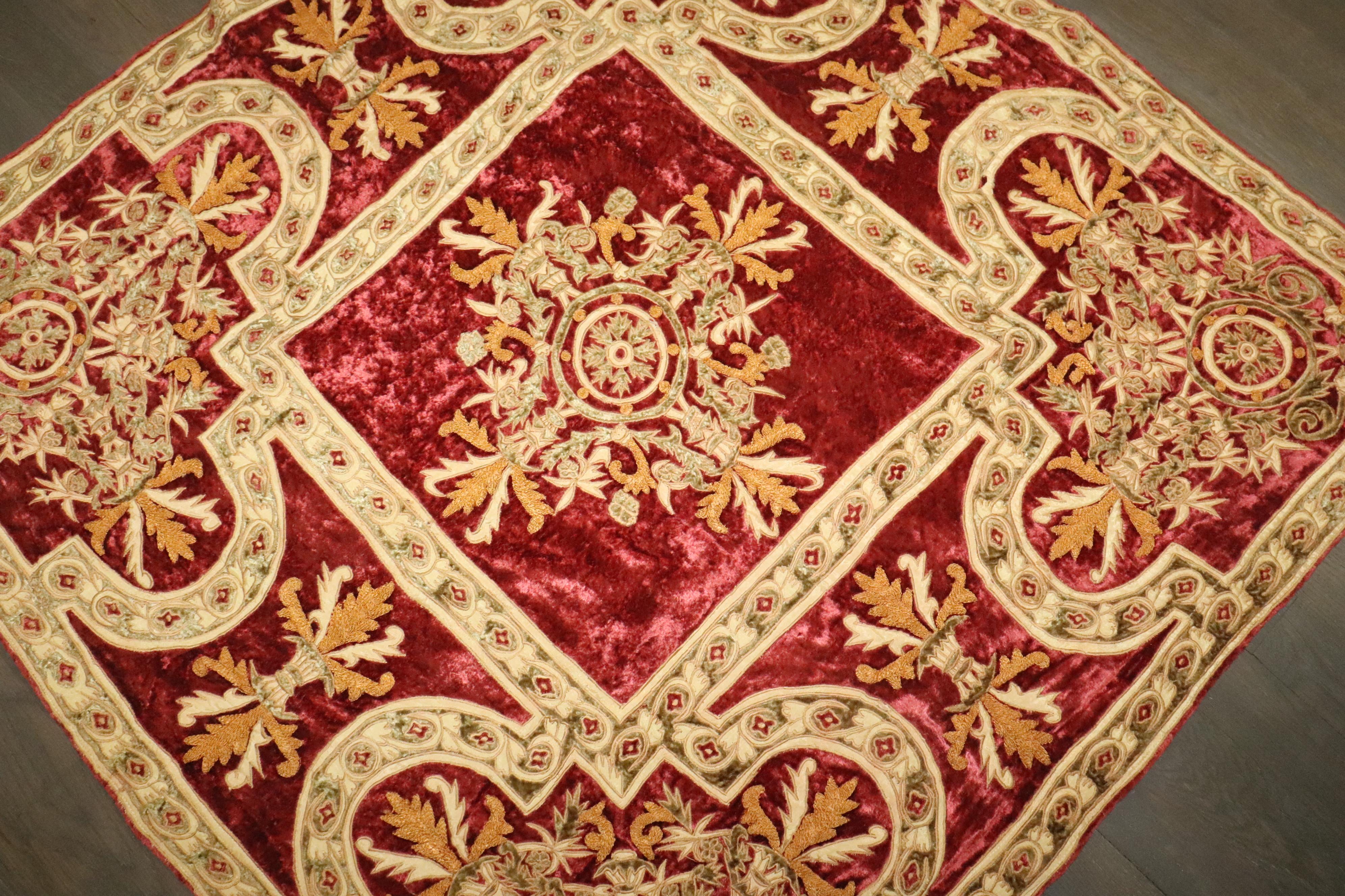 XX secolo Zabihi Collection'S Velluto russo vintage ricamato in tessuto in vendita