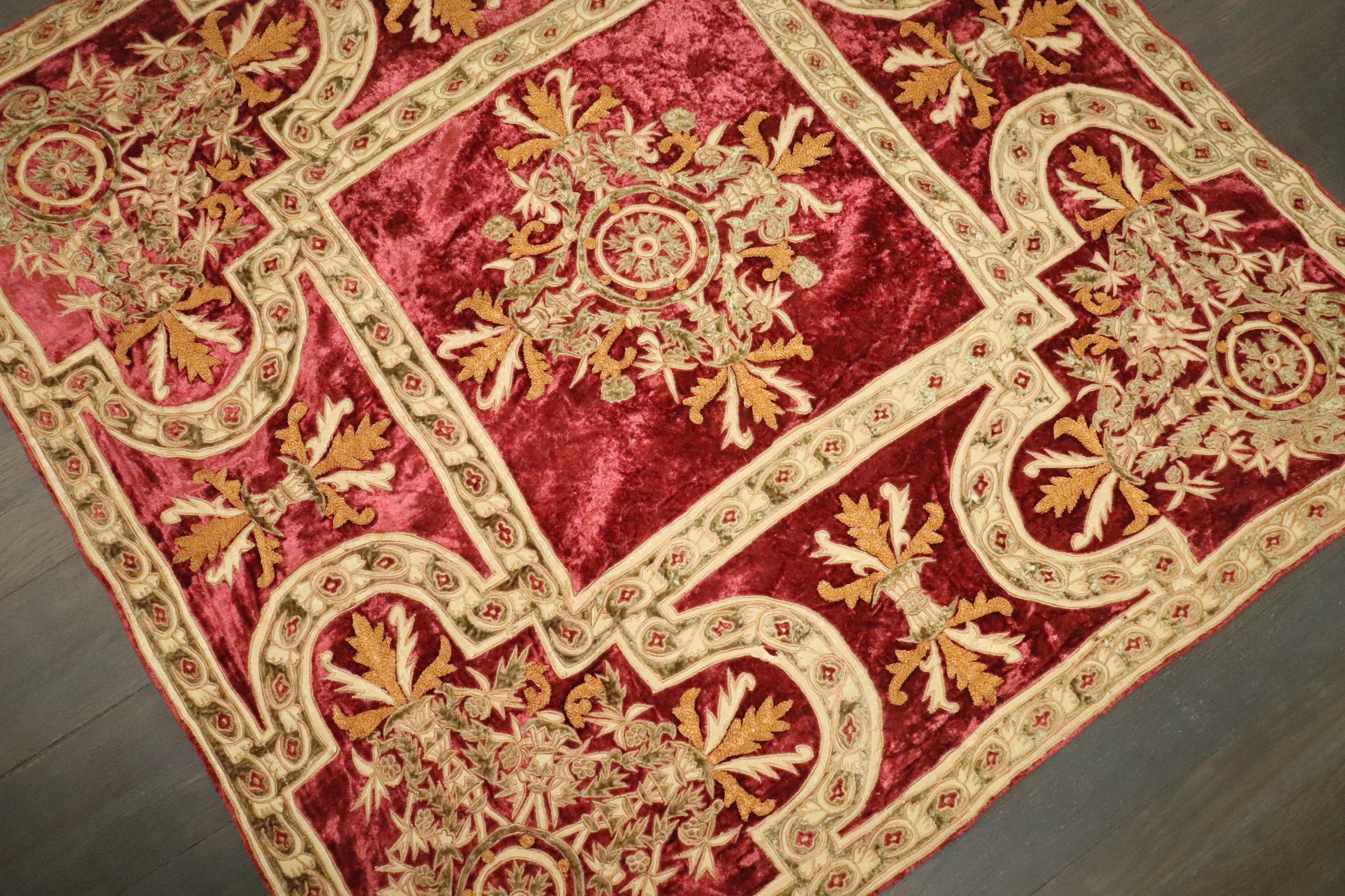 Zabihi Collection'S Velluto russo vintage ricamato in tessuto in vendita 1