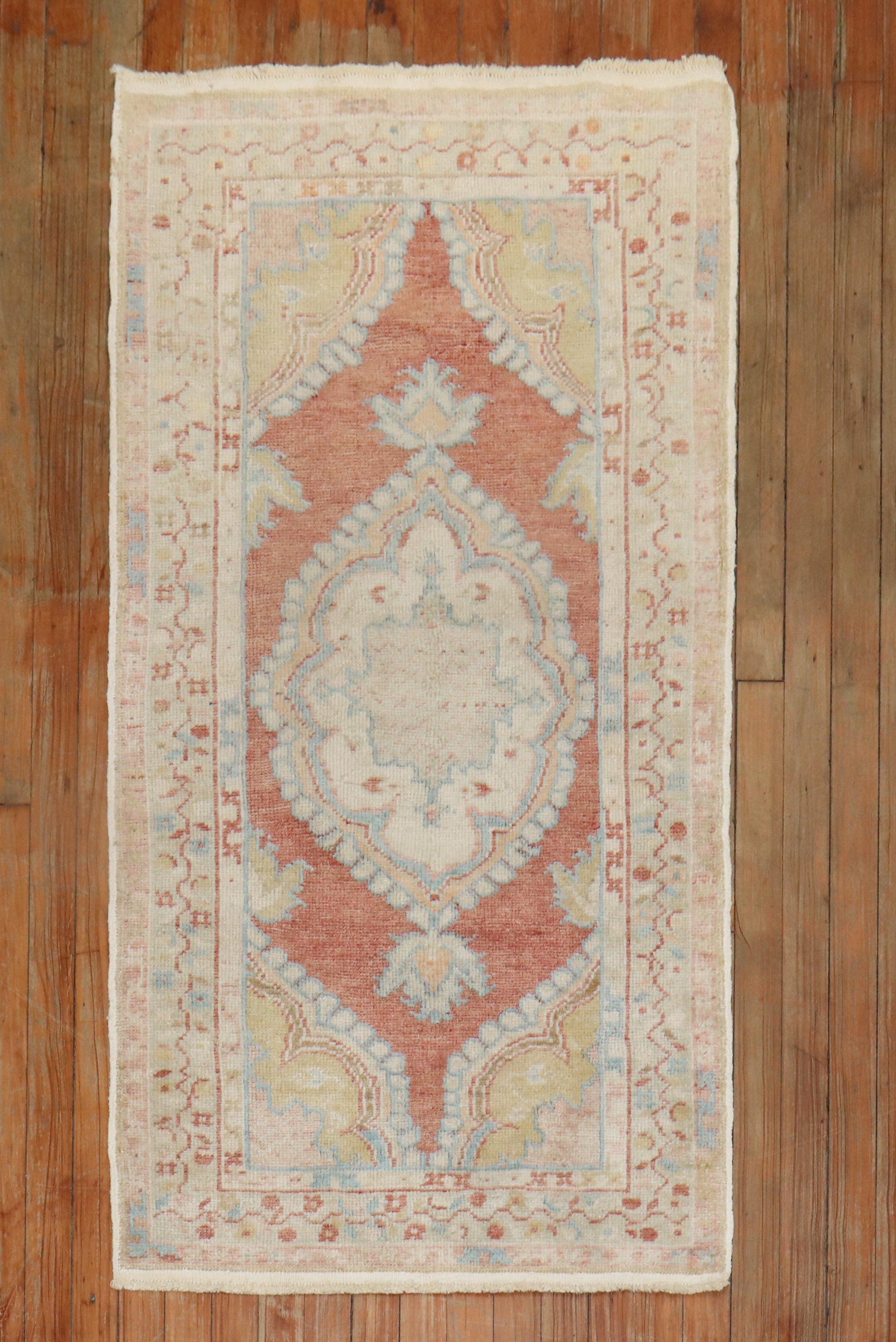 Authentischer Oushak-Teppich in Streugröße aus dem frühen 20. 

Maße: 2'6'' x 5'
