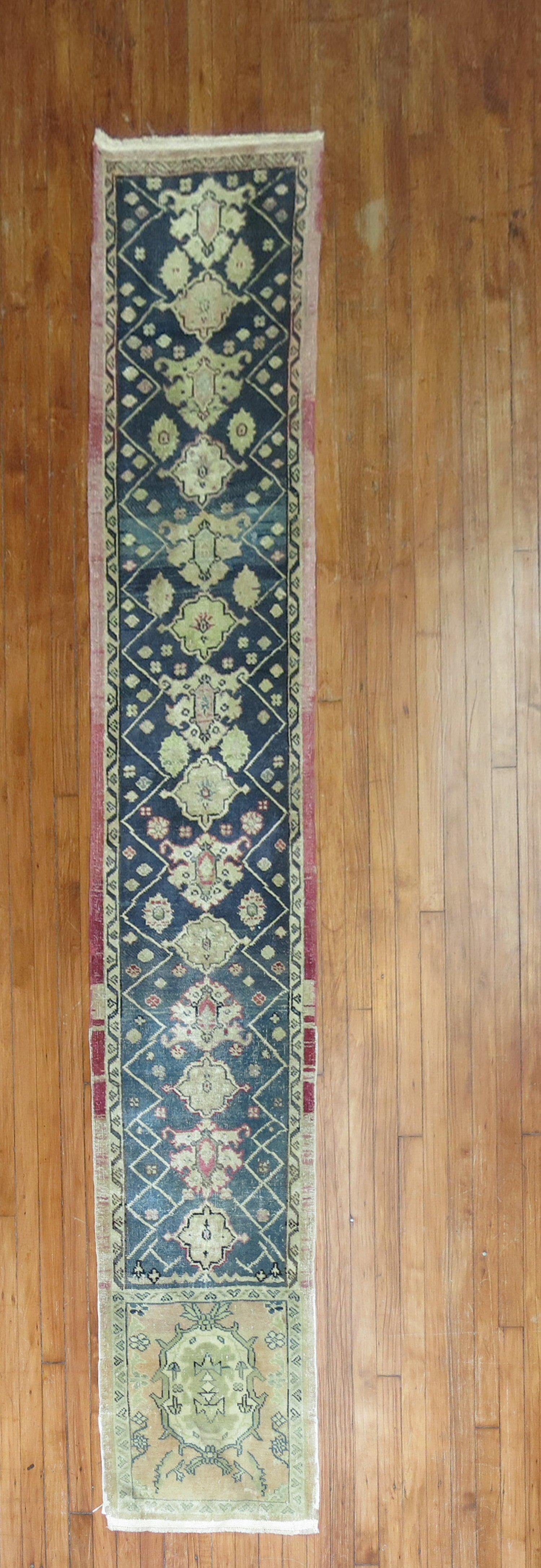 Türkischer Vintage-Läufer mit ungewöhnlichen Motiven und Farben.

1'9'' x 10'4''