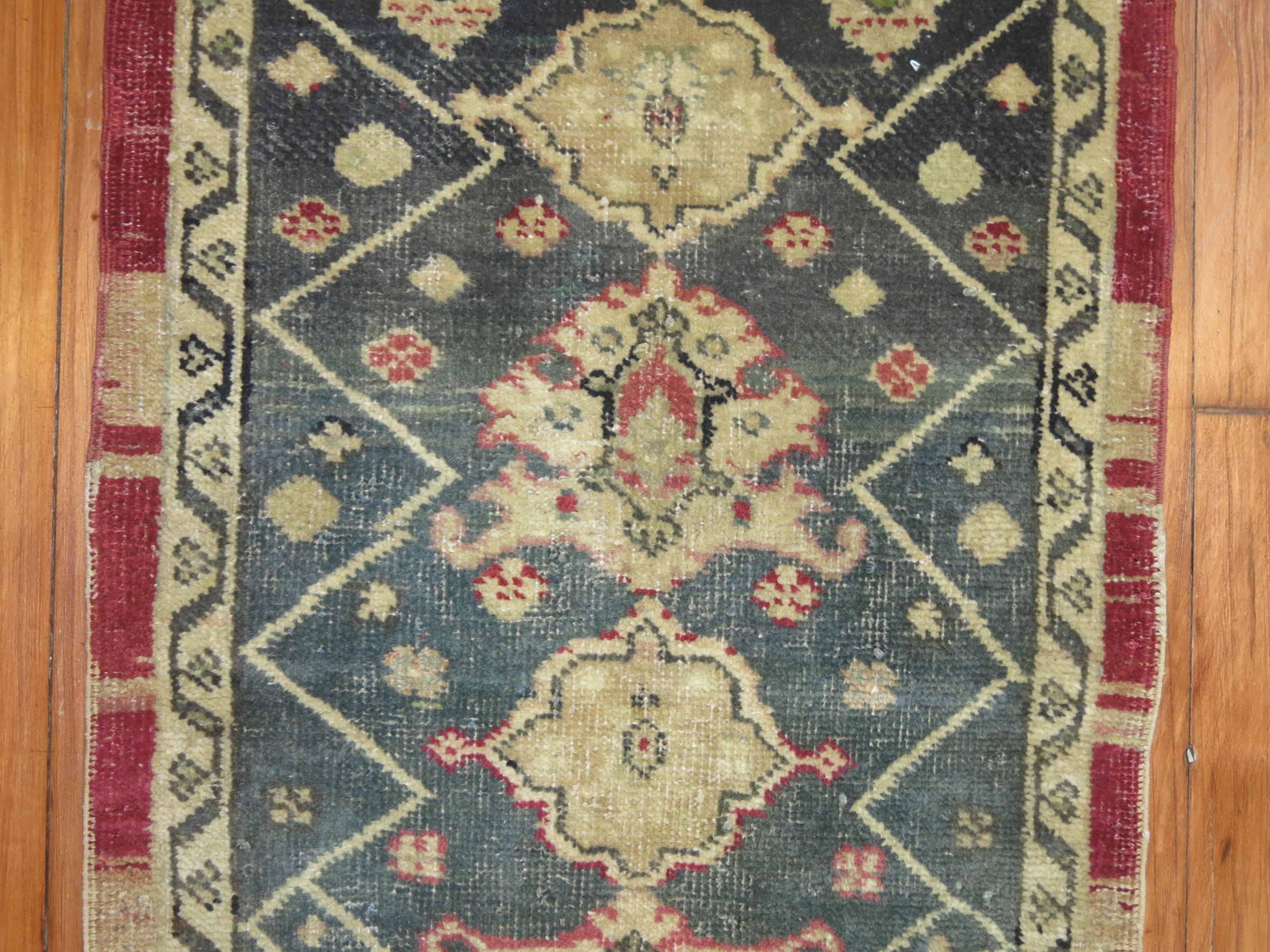 Zabihi Kollektion Vintage Türkischer Anatolischer eklektischer Läufer (20. Jahrhundert) im Angebot