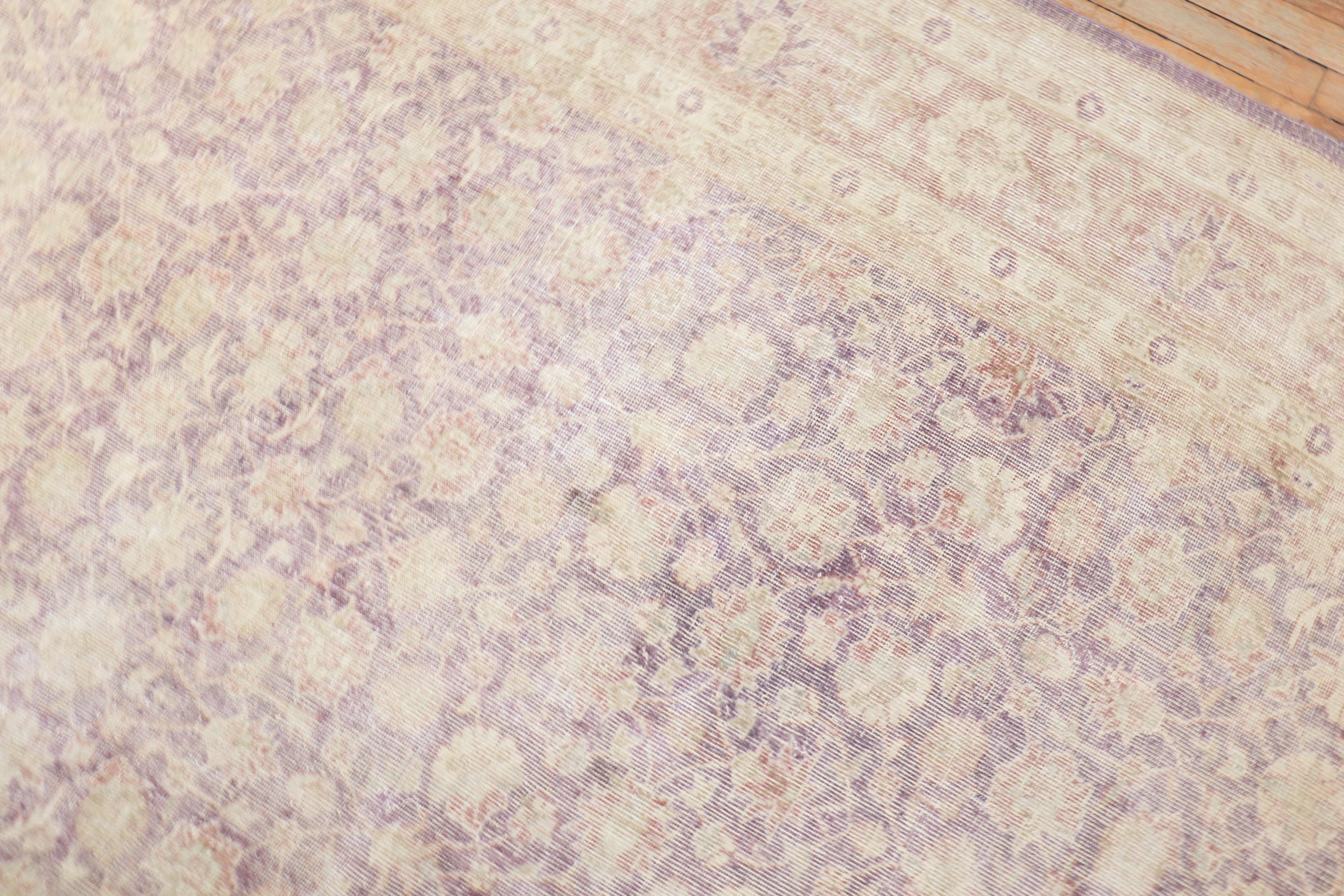 Tapis turc usé du milieu du XXe siècle de couleur lavande.

Détails
rug no.	j2739
taille	7' 7