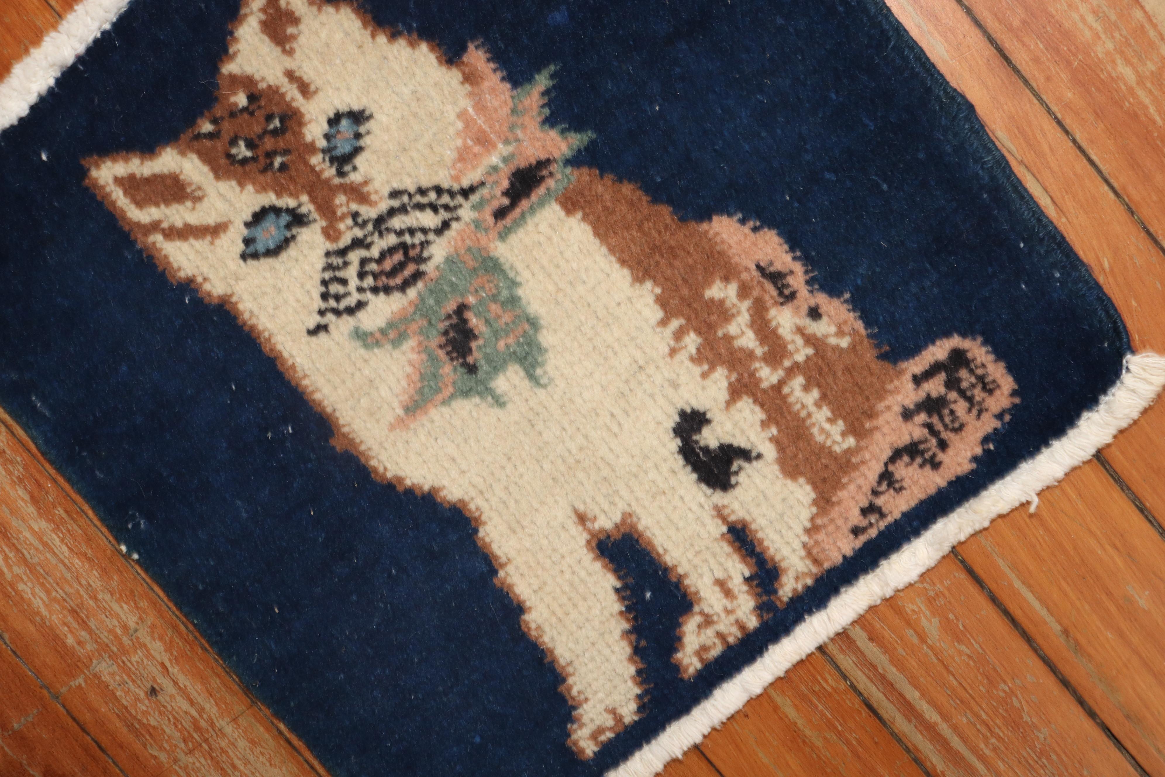 Anatolischer Teppich im Miniformat aus dem 20. Jahrhundert, der eine Katze auf einem marineblauen Feld zeigt

Einzelheiten
Teppich nein.	31811
Größe	1' 1