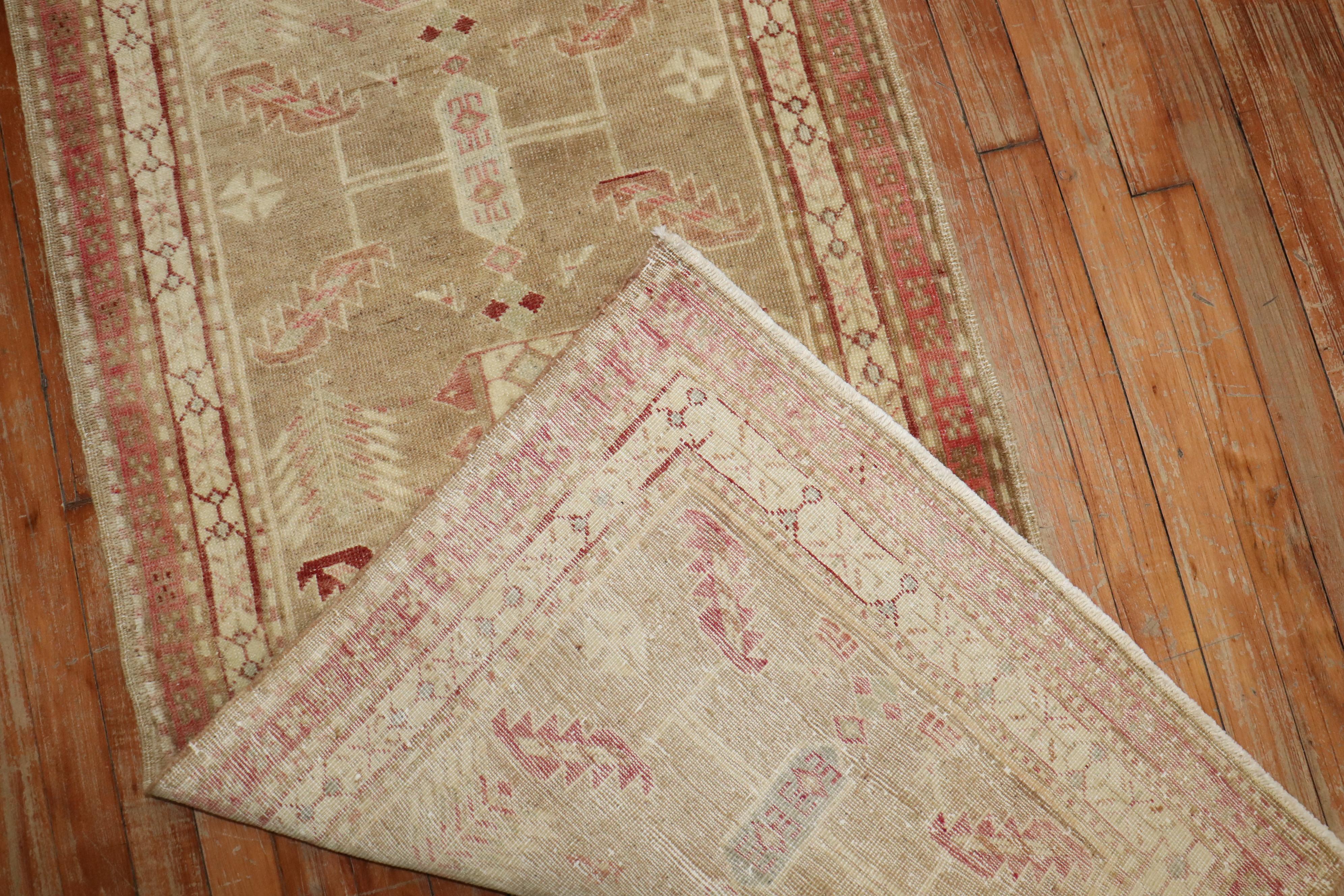 Runner turco anatolico degli anni '30 in marrone, beige e rosa.

Dettagli
rug no.	j3530
dimensione	2'5