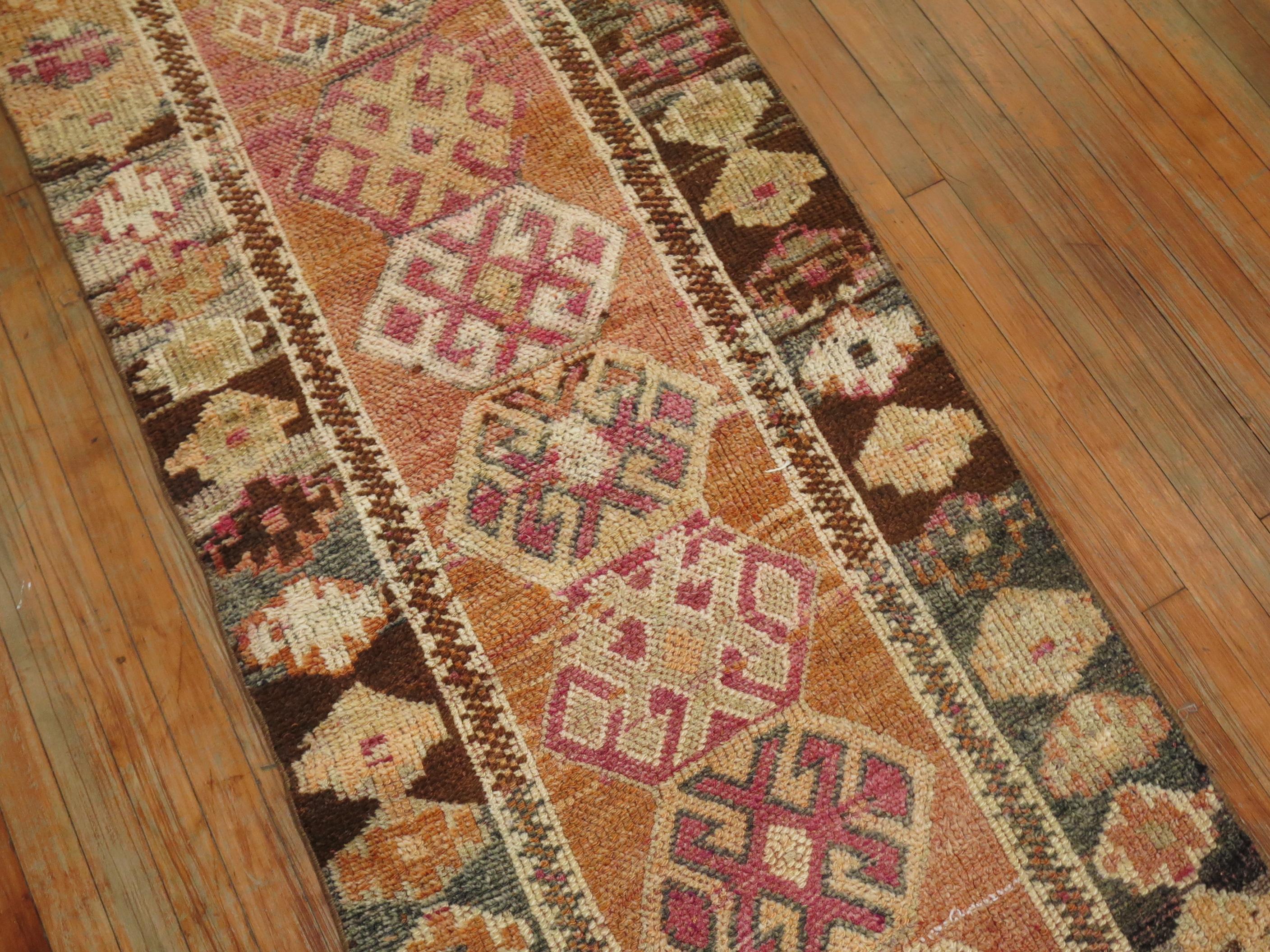 Tapis de course anatolien tribal turc du milieu du XXe siècle

Détails
rug no.	r5117
taille	2' 9