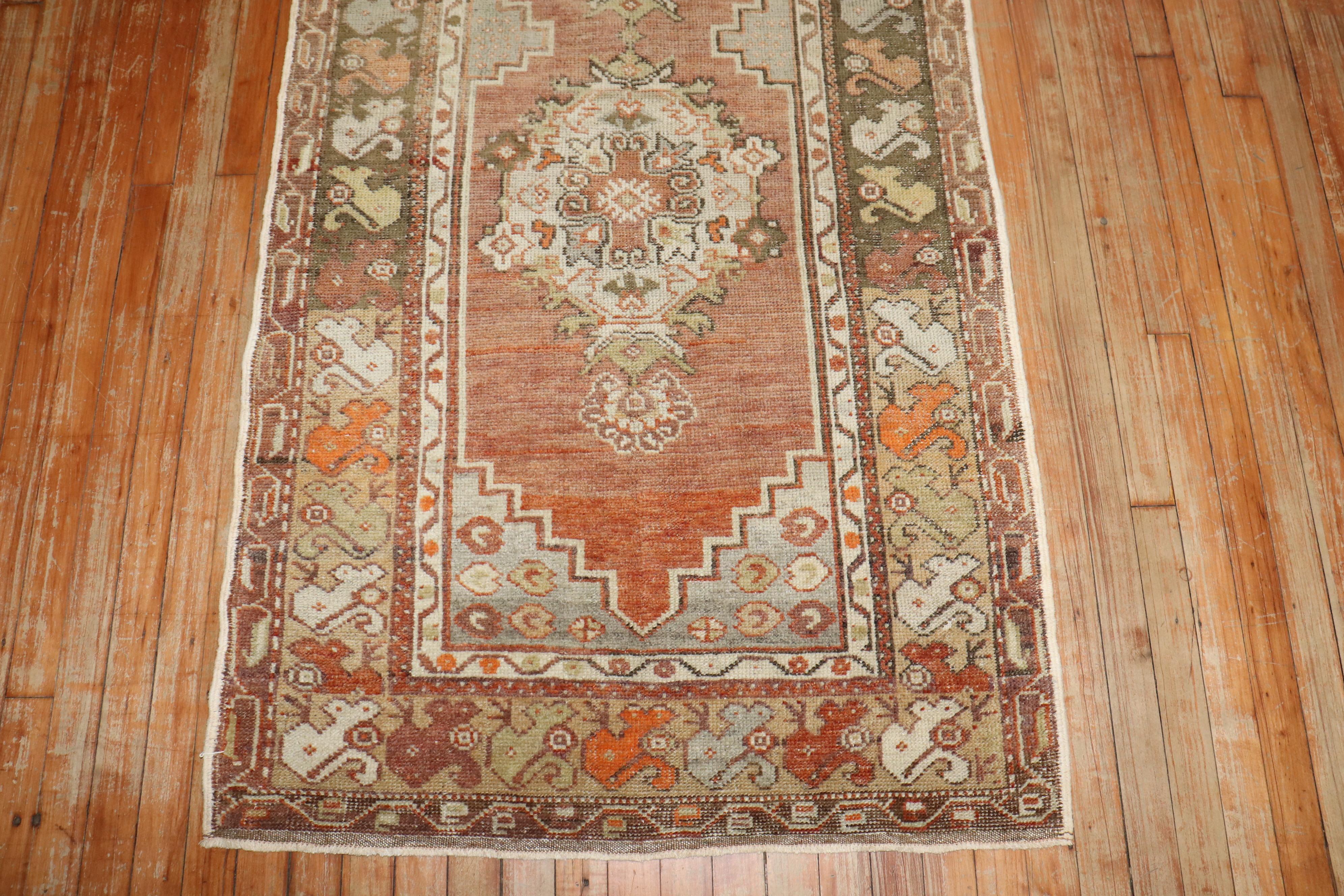 Zabihi Collection Vintage Türkisch Anatolischer Läufer im Zustand „Gut“ im Angebot in New York, NY