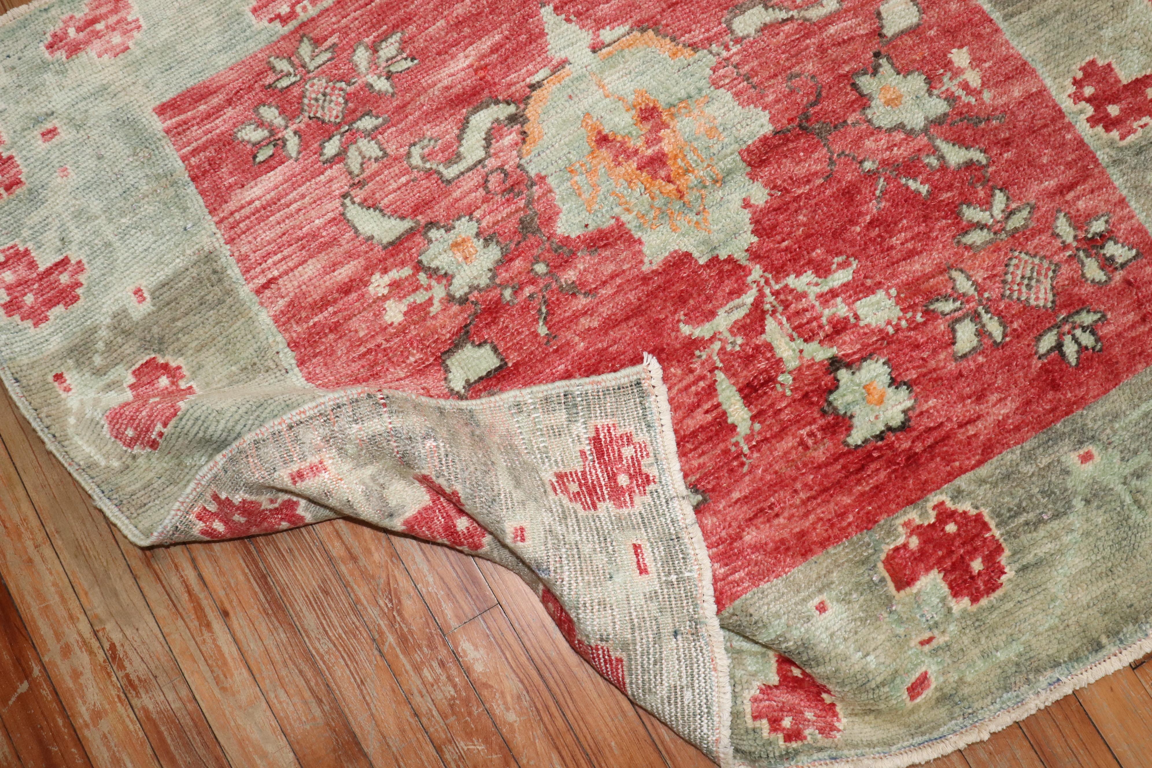 Tappeto quadrato turco anatolico della metà del XX secolo, di dimensioni sparse 

rug no.	j3453
dimensione	3'8