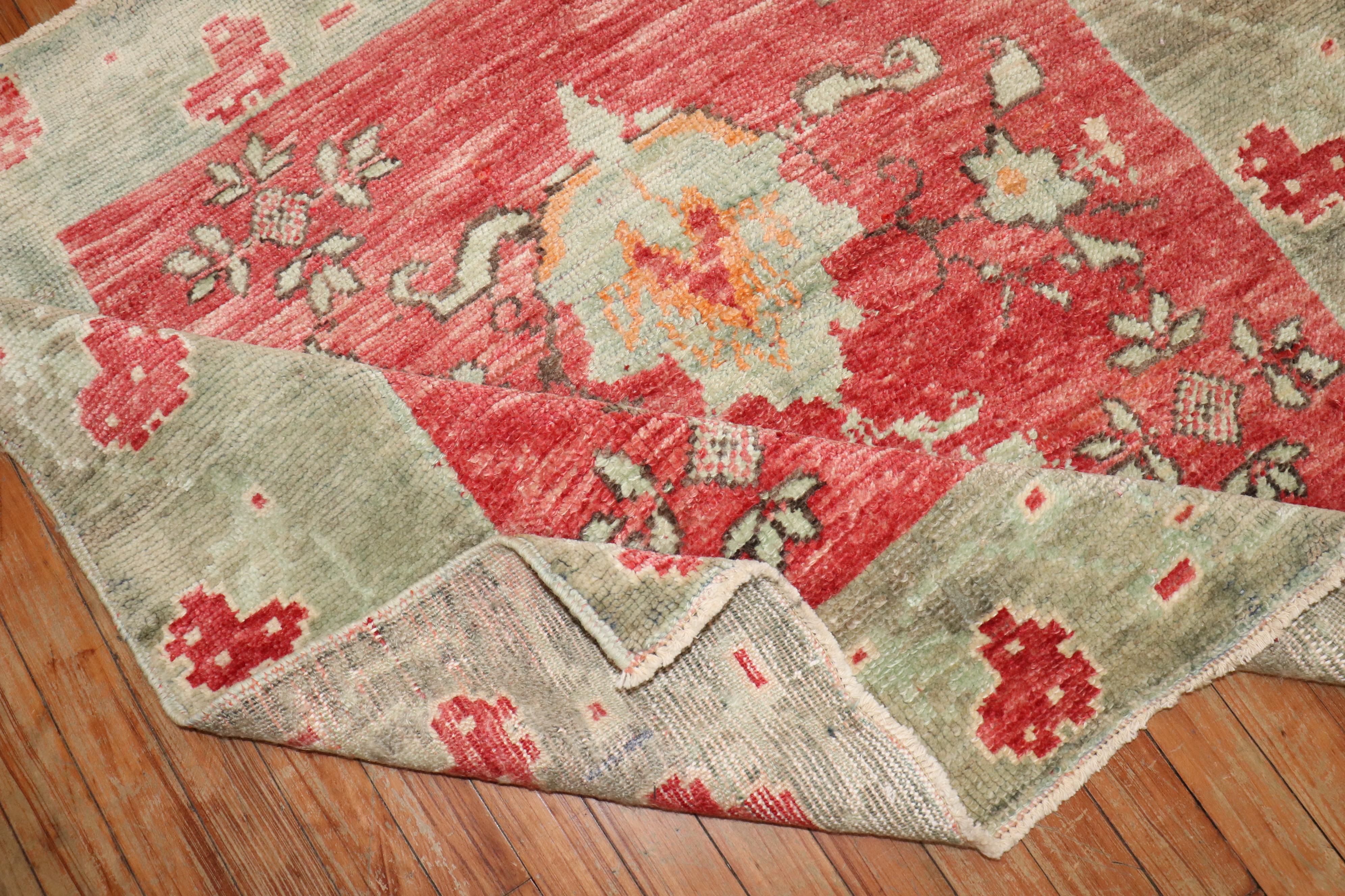 Oushak Zabihi Collection Vintage Turkish Anatolian Scatter Tappeto floreale di dimensioni quadrate in vendita