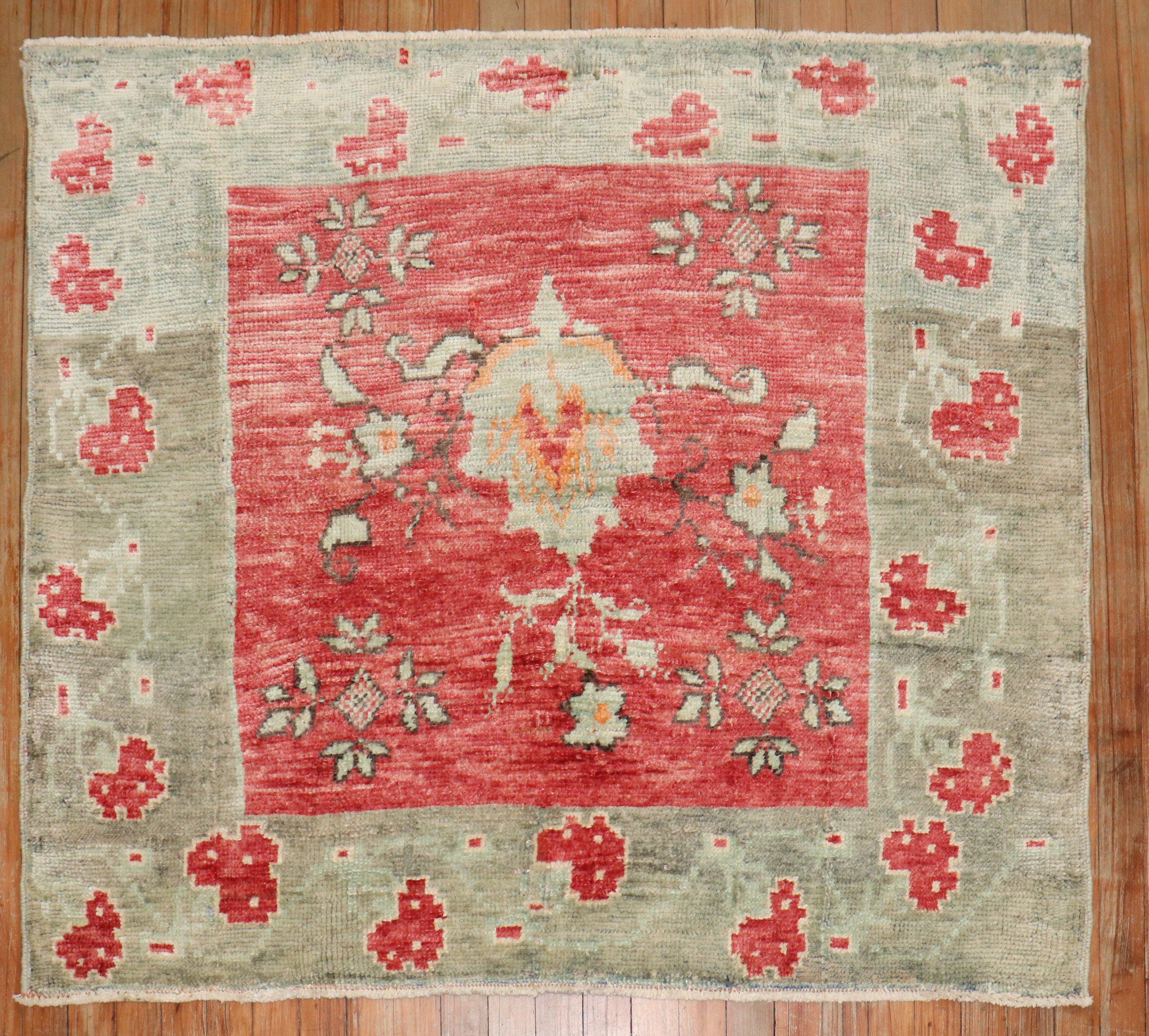 Turco Zabihi Collection Vintage Turkish Anatolian Scatter Tappeto floreale di dimensioni quadrate in vendita