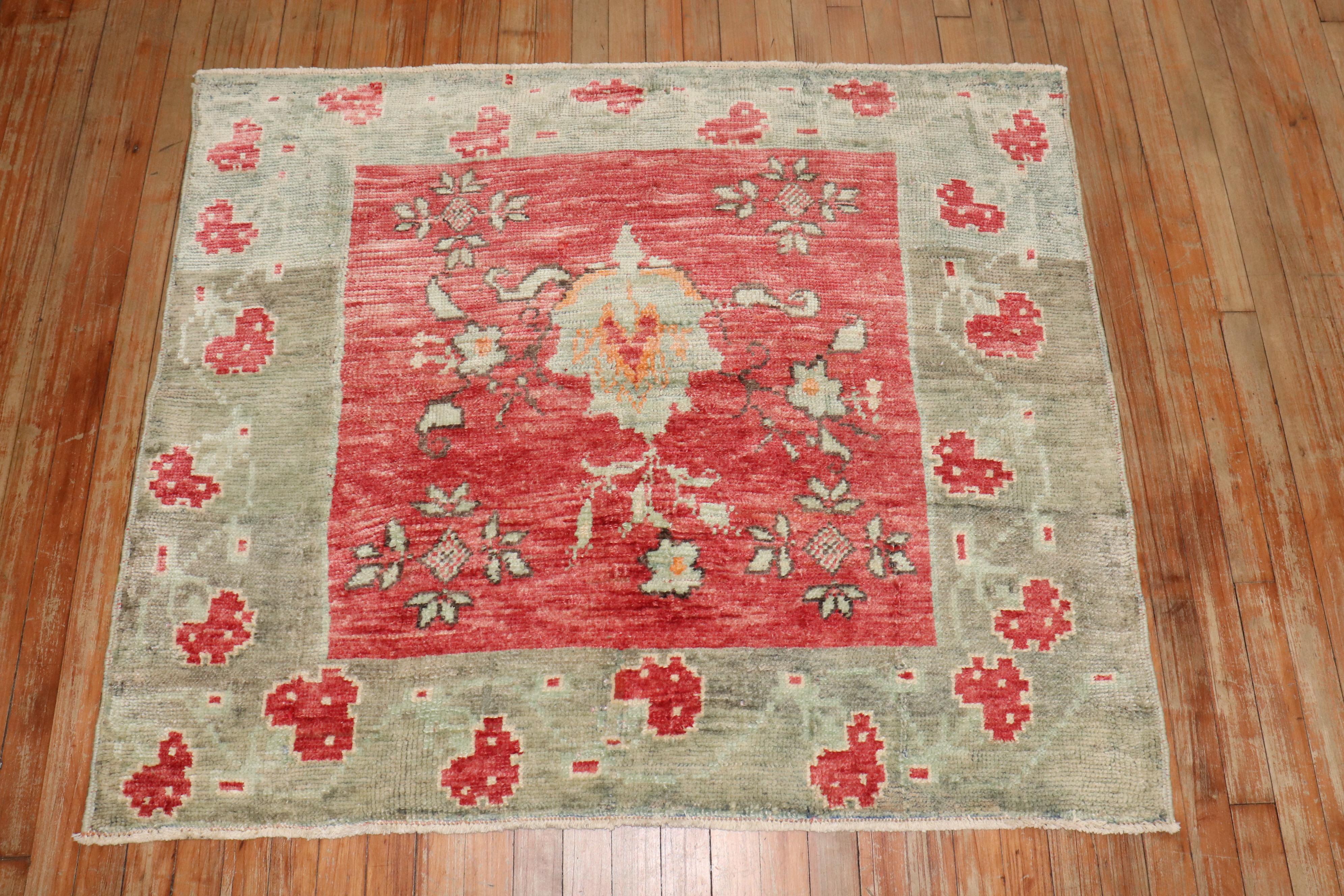 Tessuto a mano Zabihi Collection Vintage Turkish Anatolian Scatter Tappeto floreale di dimensioni quadrate in vendita