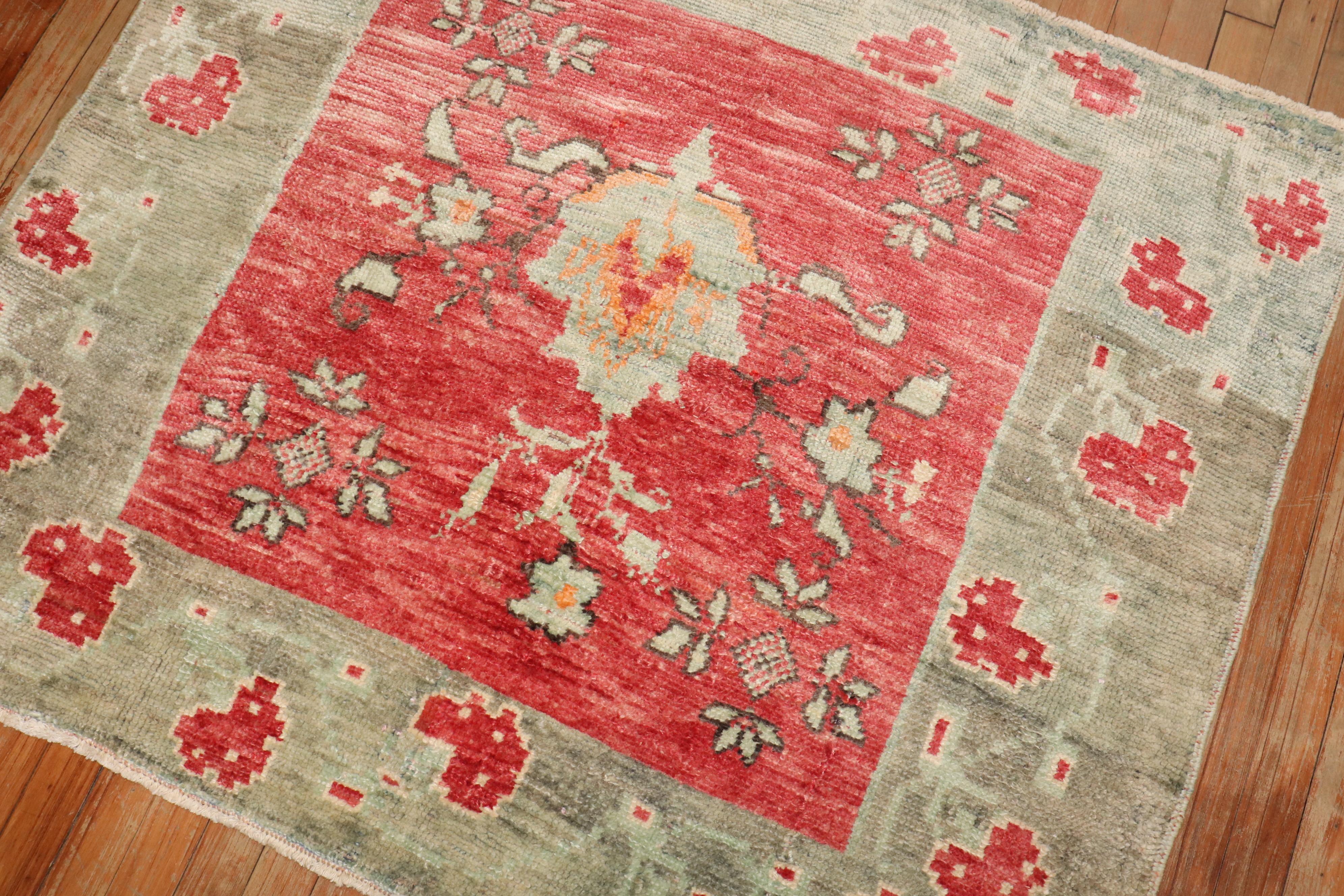 Zabihi Collection Vintage Turkish Anatolian Scatter Tappeto floreale di dimensioni quadrate In condizioni buone in vendita a New York, NY