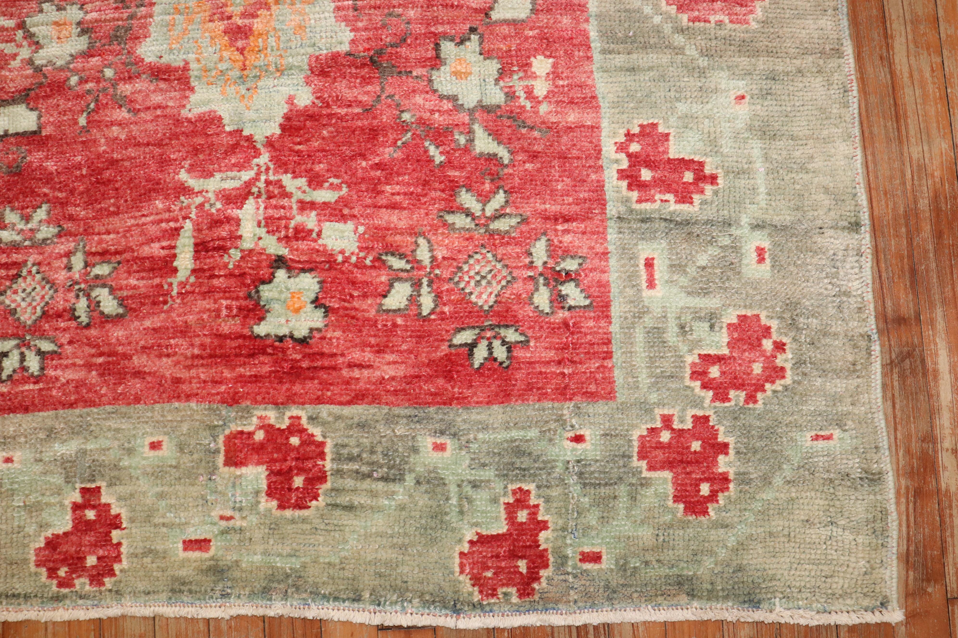 XX secolo Zabihi Collection Vintage Turkish Anatolian Scatter Tappeto floreale di dimensioni quadrate in vendita