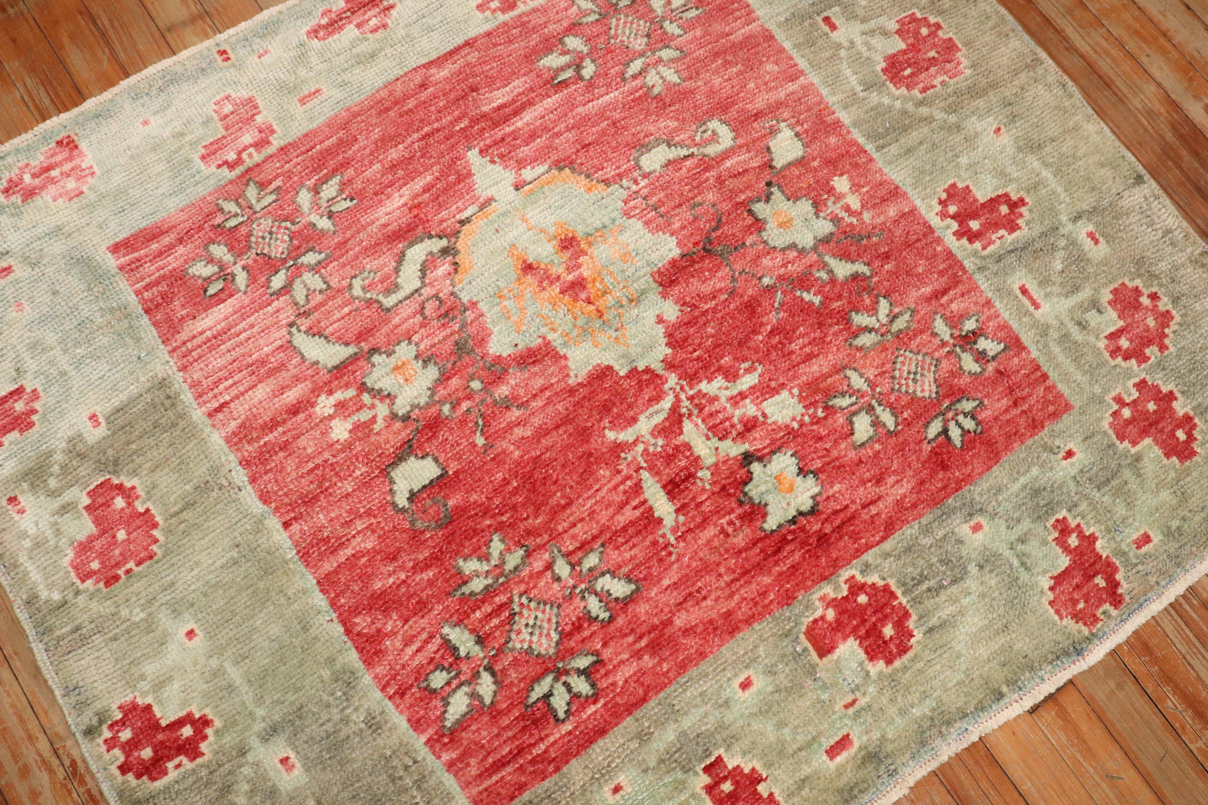 Lana Zabihi Collection Vintage Turkish Anatolian Scatter Tappeto floreale di dimensioni quadrate in vendita