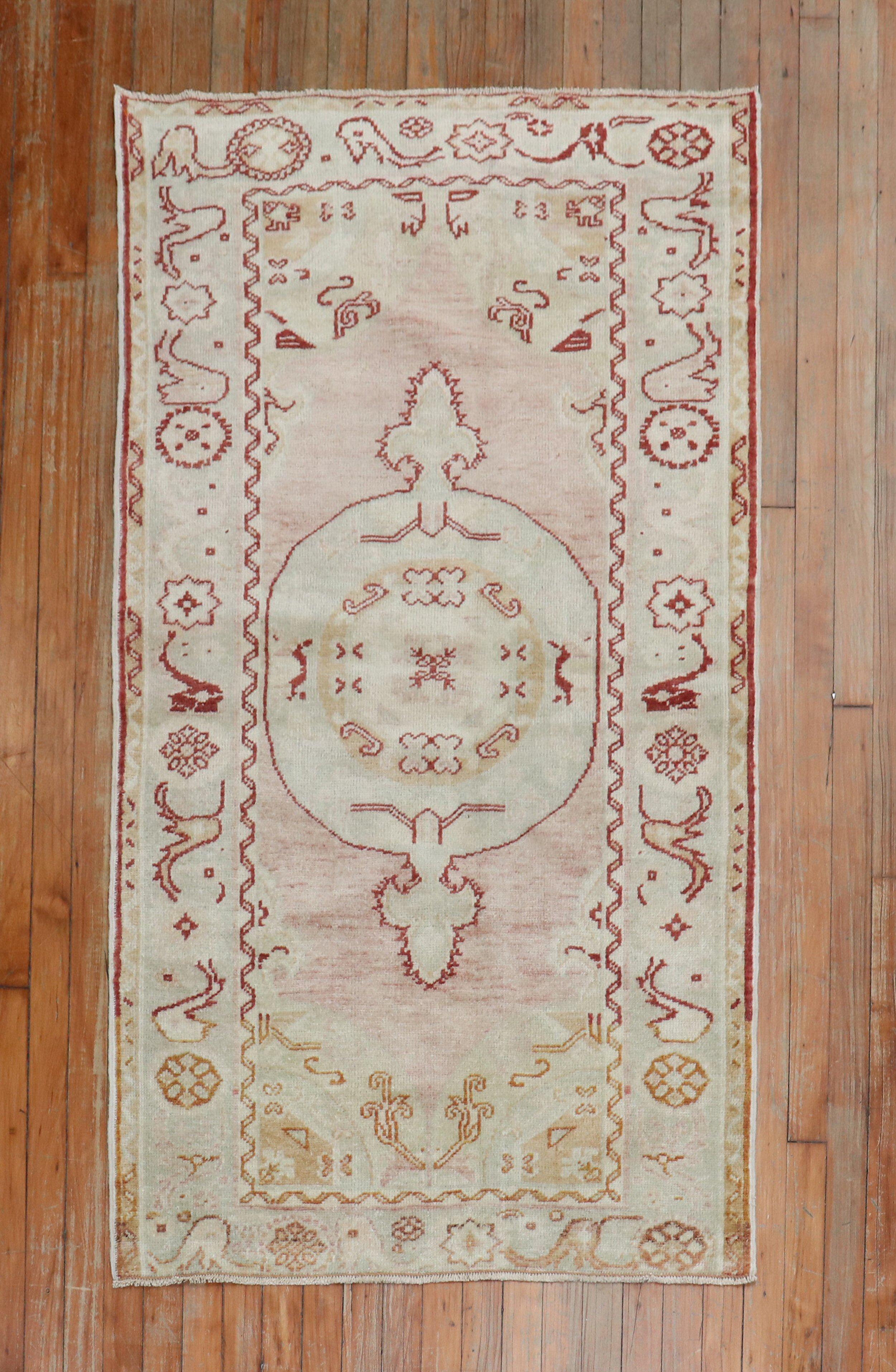 Country Zabihi Collectional Tappeto vintage turco anatolico piccolo rosa rosso in vendita