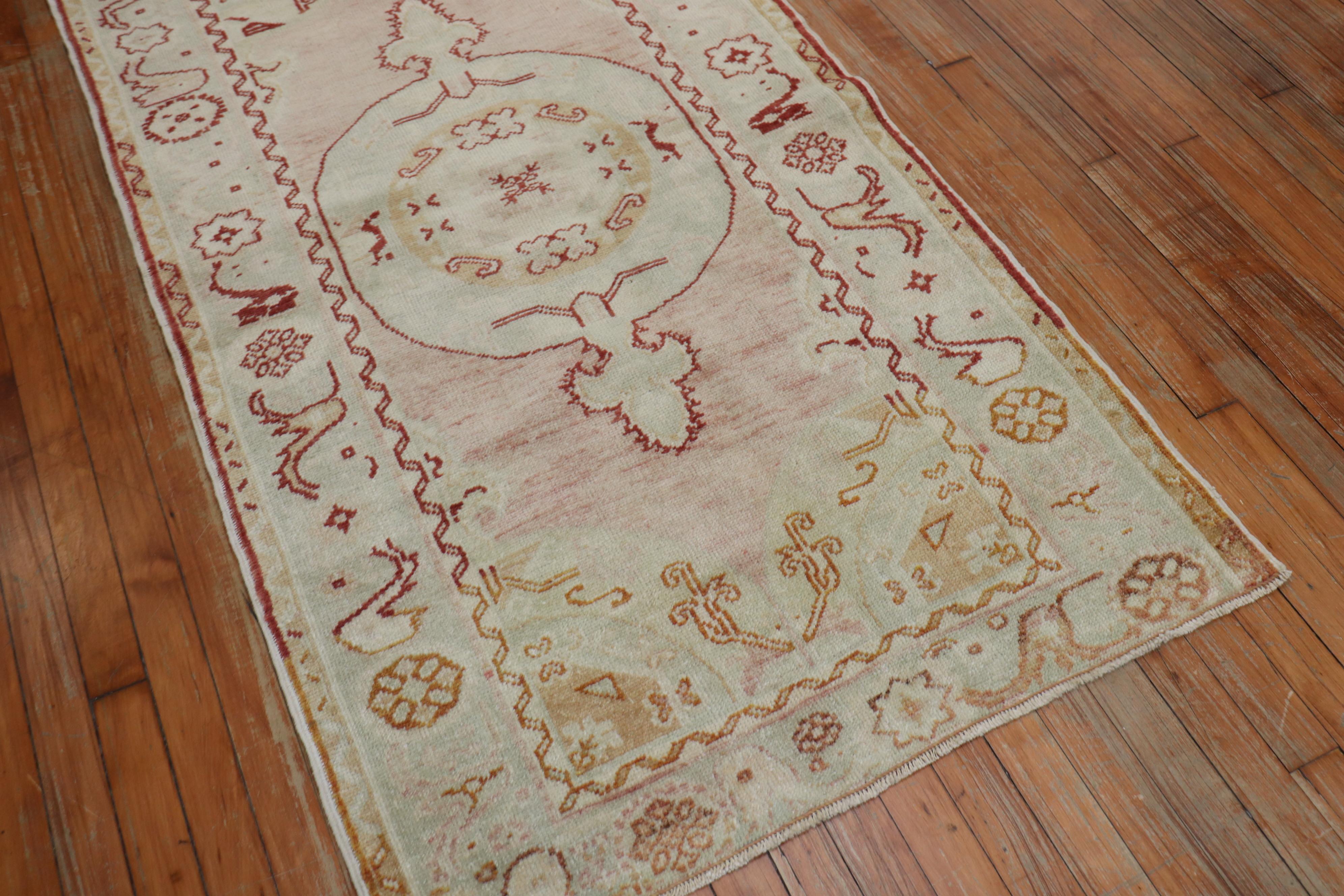 Turco Zabihi Collectional Tappeto vintage turco anatolico piccolo rosa rosso in vendita