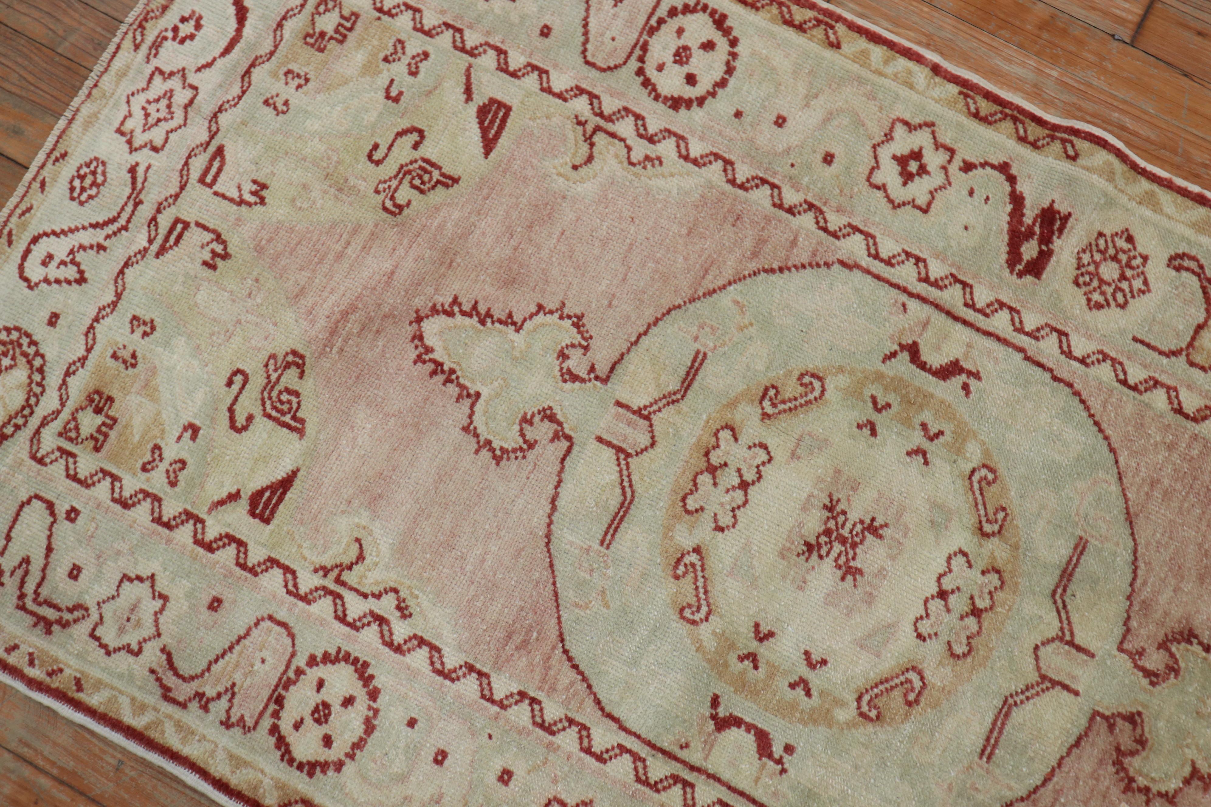 Annodato a mano Zabihi Collectional Tappeto vintage turco anatolico piccolo rosa rosso in vendita