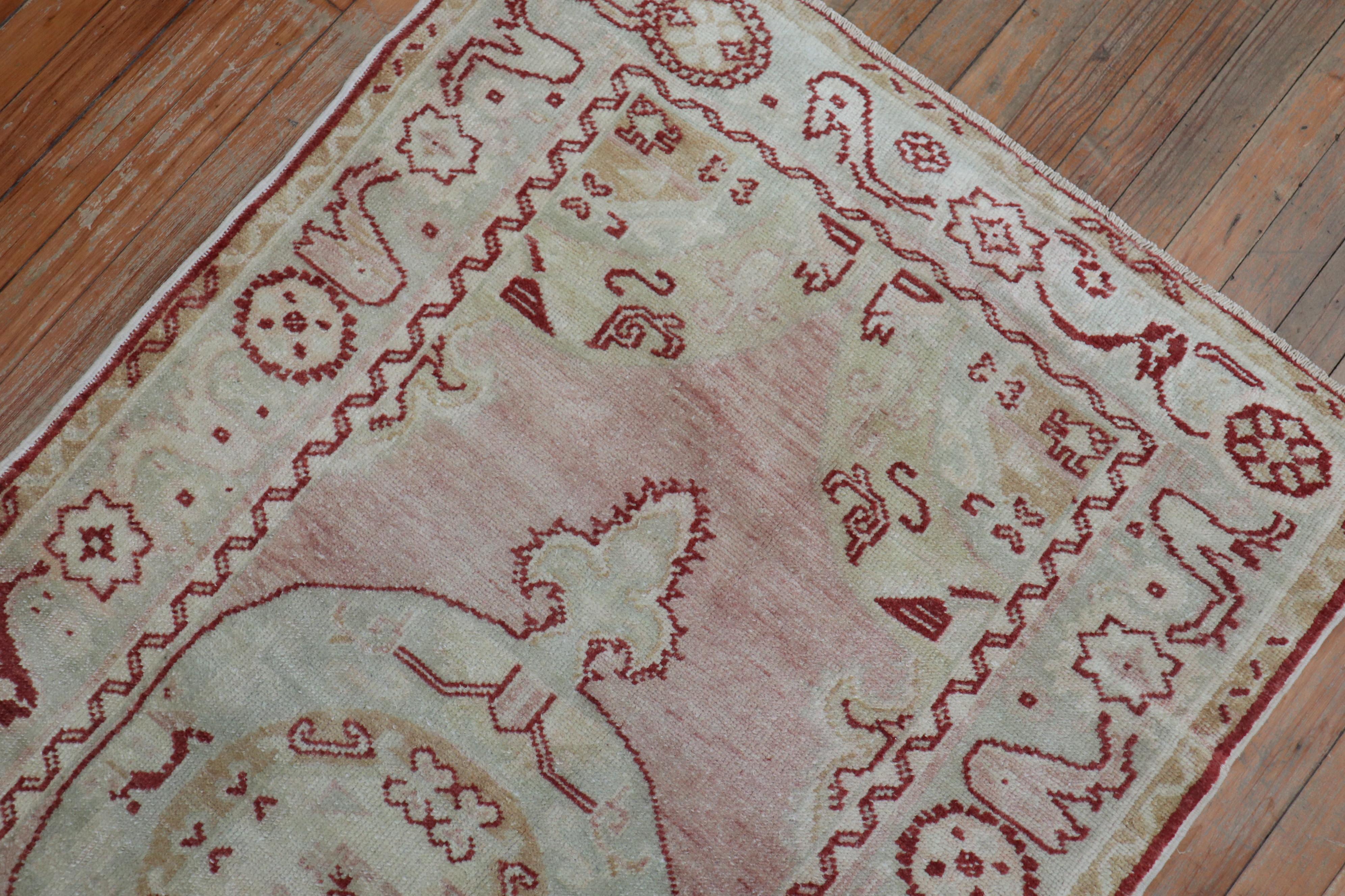 Zabihi Collectional Tappeto vintage turco anatolico piccolo rosa rosso In condizioni buone in vendita a New York, NY