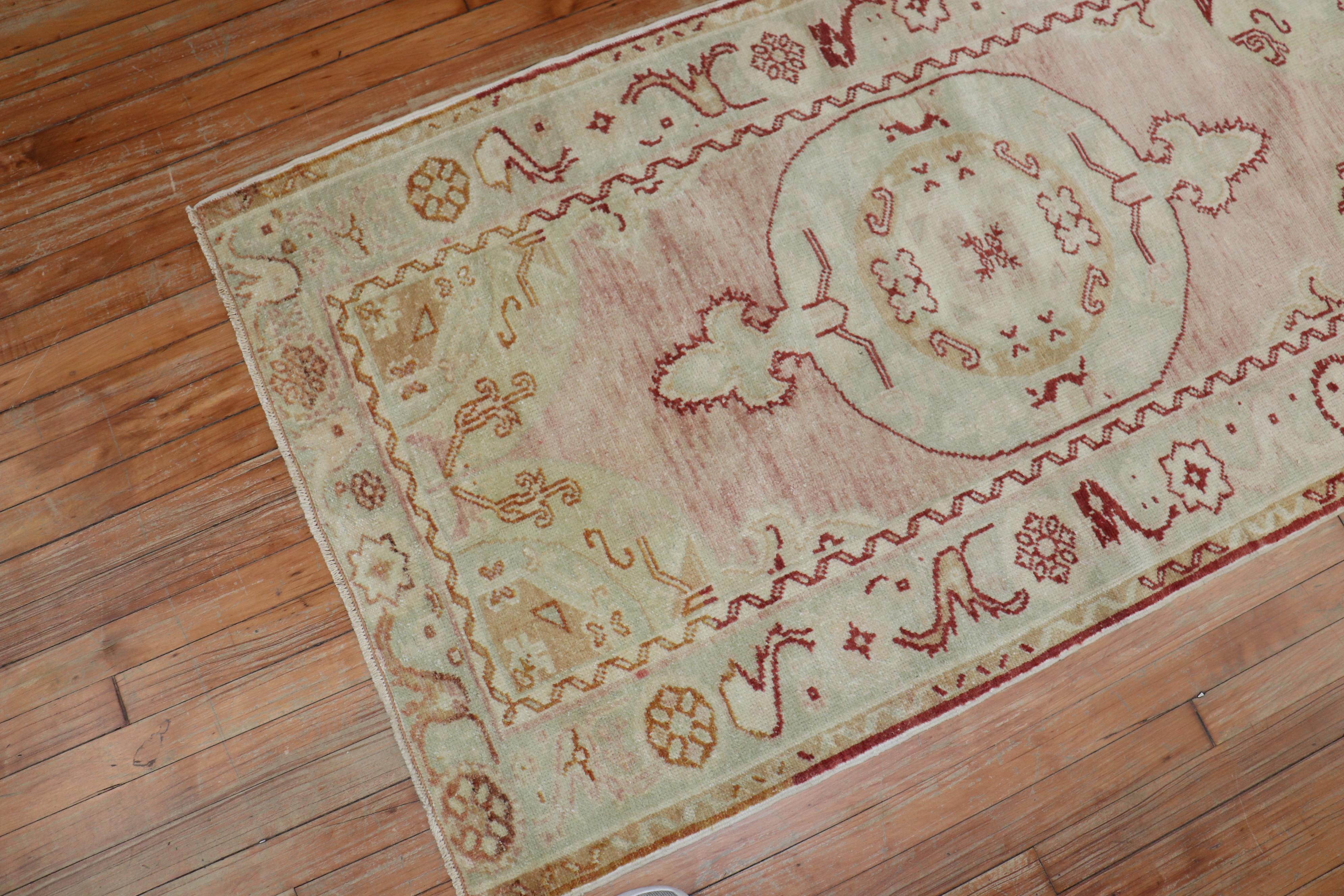 Lana Zabihi Collectional Tappeto vintage turco anatolico piccolo rosa rosso in vendita