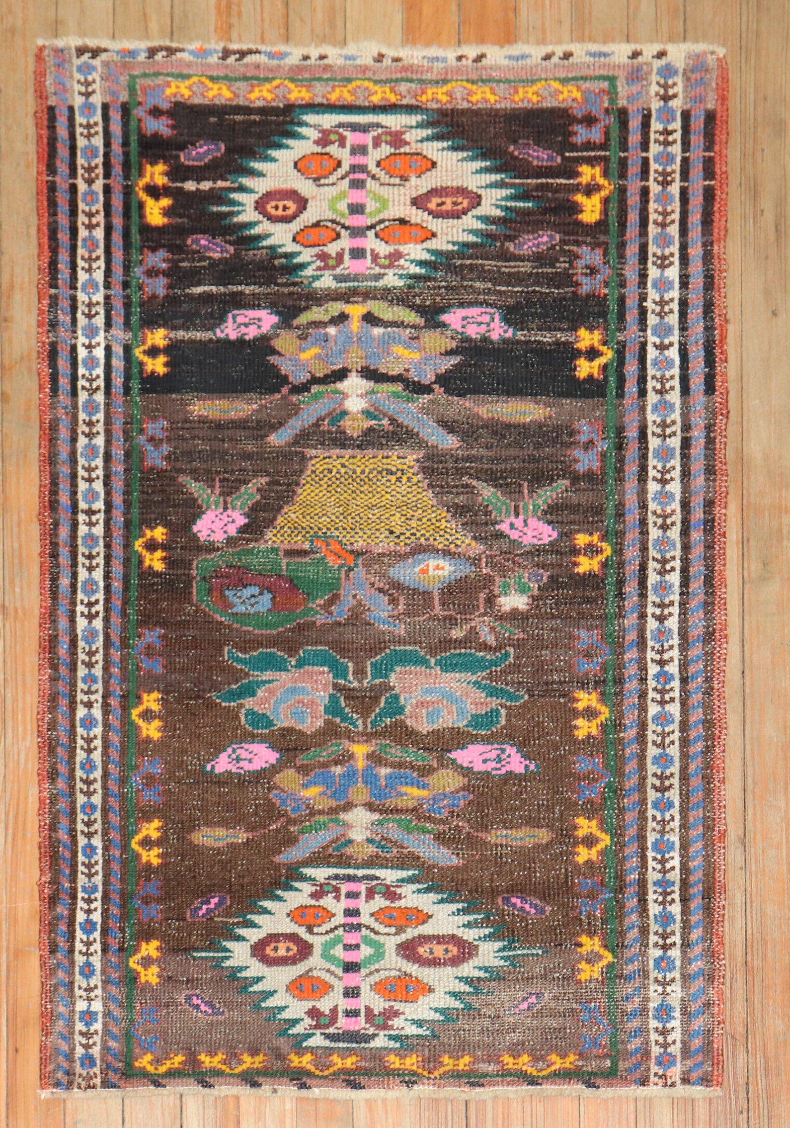 una peculiar alfombra turca de Anatolia del siglo xx de pequeño tamaño

Detalles
alfombra no.	j3389
talla	2' 3