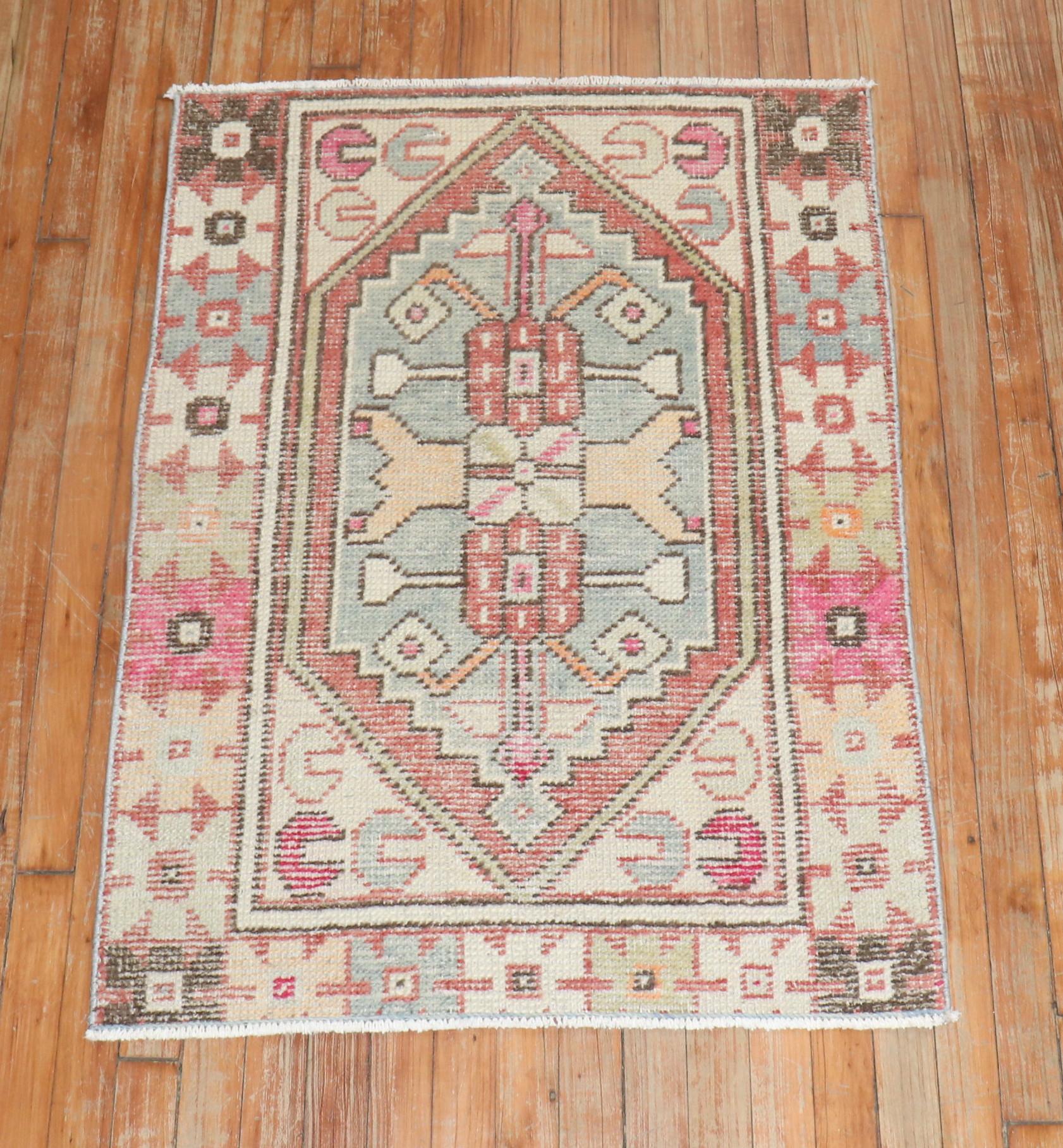 Anatolischer Teppich aus dem 3. Quartal des 20.

Einzelheiten
Teppich nein.	r5755
Größe	2' 7