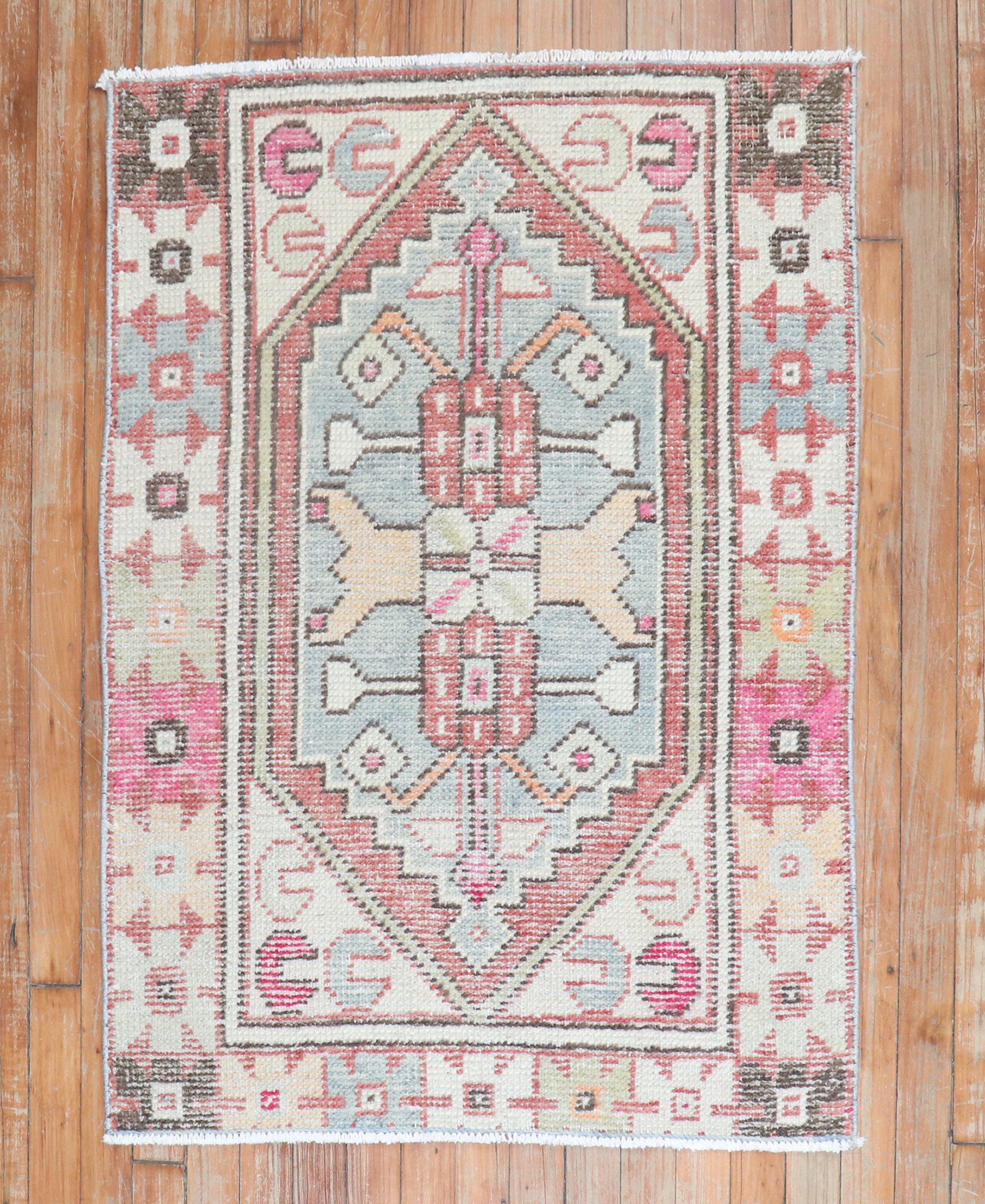 Zabihi Kollektion Vintage Türkischer Anatolischer kleiner Teppich (Land) im Angebot