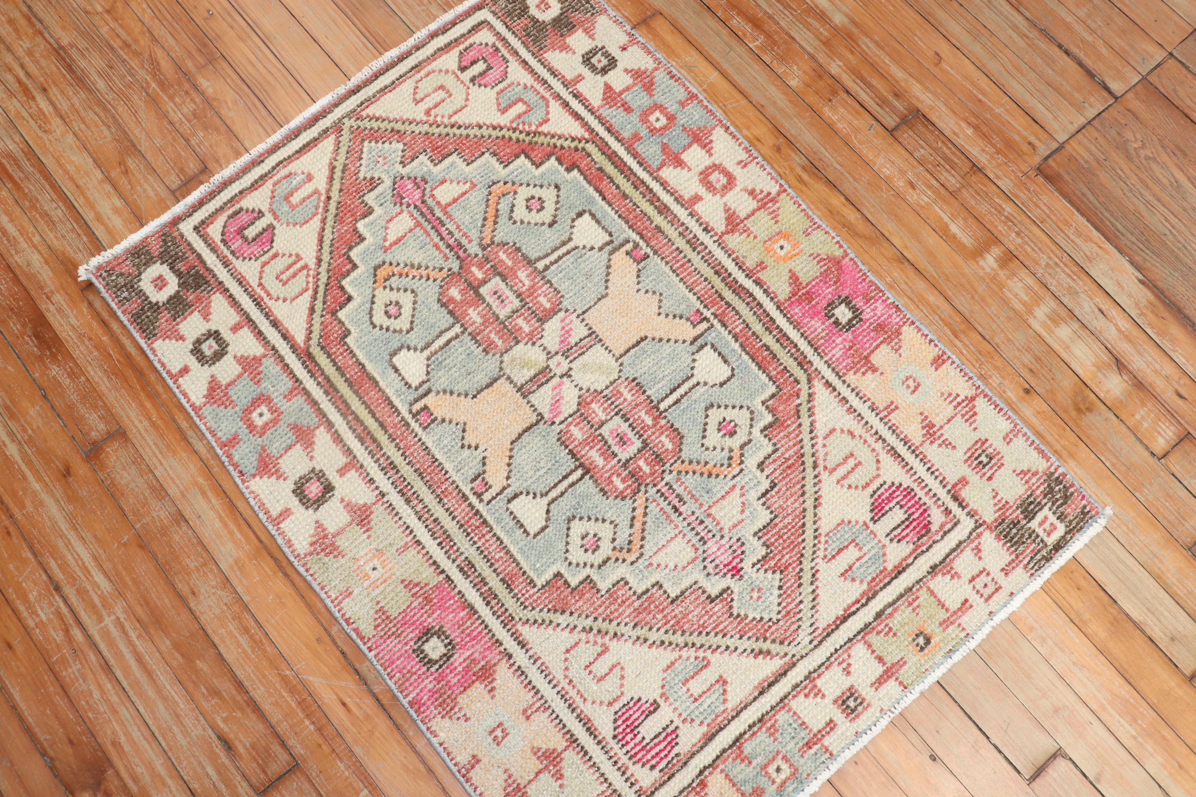 Zabihi Kollektion Vintage Türkischer Anatolischer kleiner Teppich im Zustand „Gut“ im Angebot in New York, NY