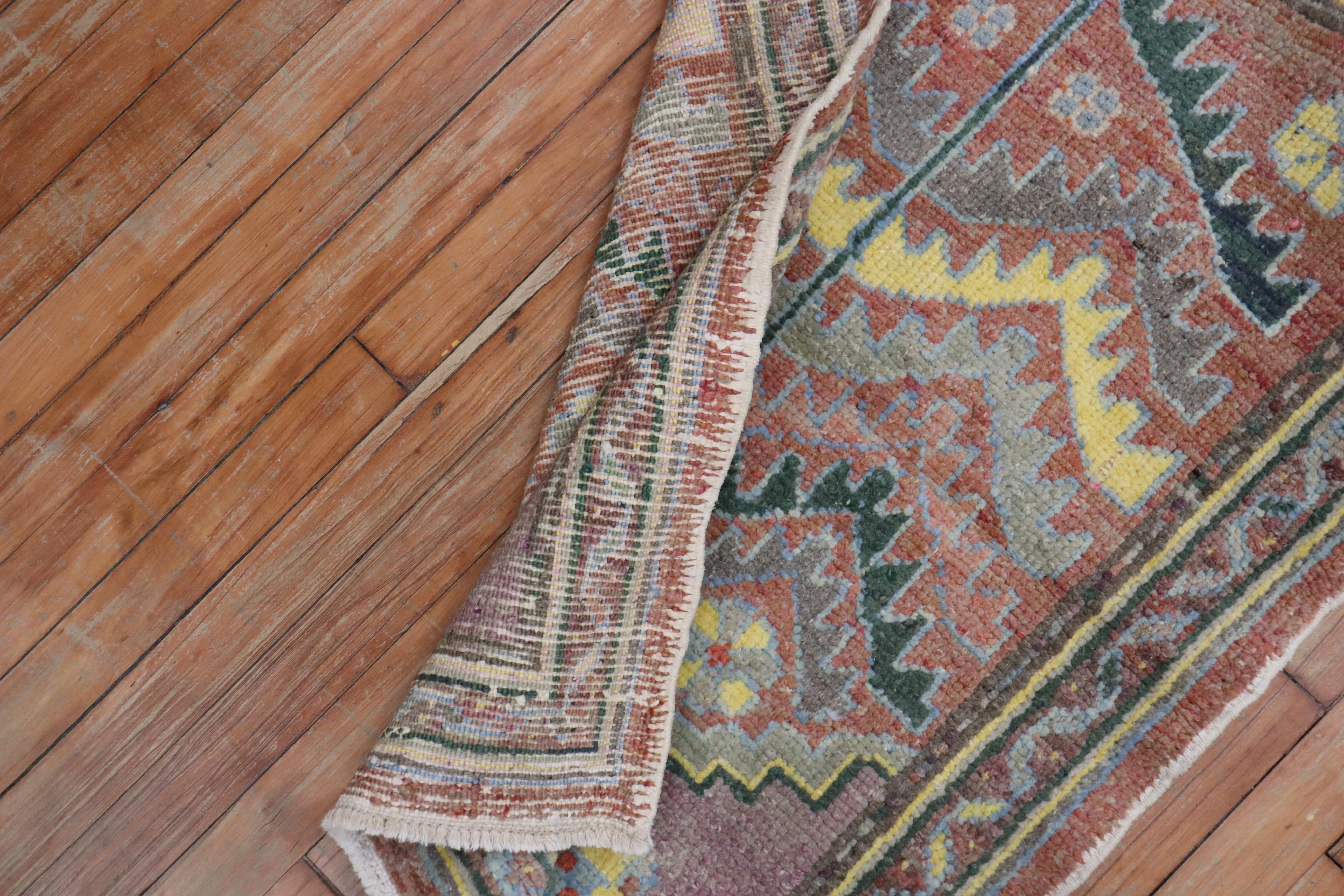 Ein türkischer anatolischer Streuteppich aus der Mitte des 20.

Einzelheiten
Teppich nein.	31679
Größe	2' 6
