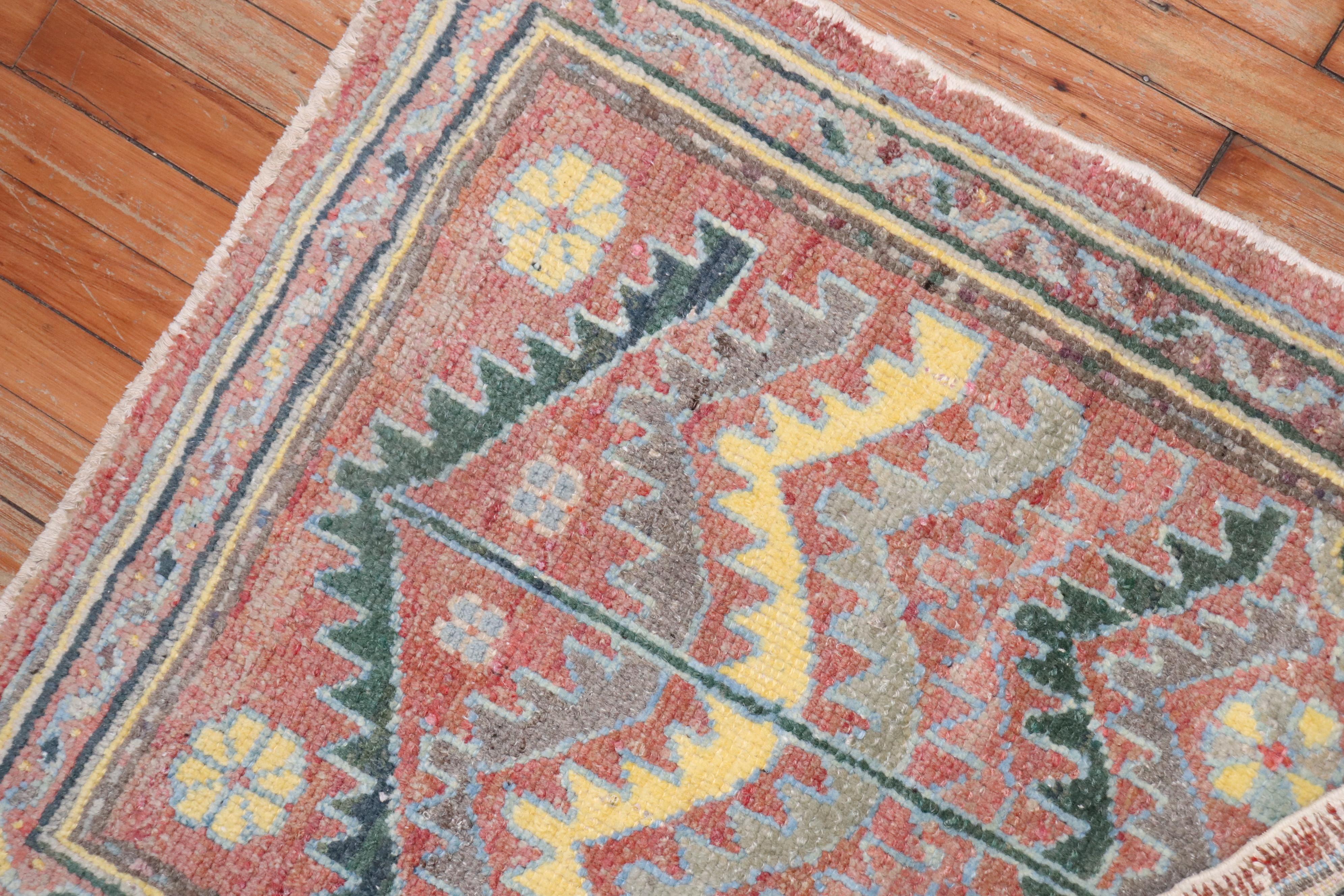 Zabihi Collection Vintage Türkisch Anatolisch Kleiner Quadratischer Teppich (Land) im Angebot