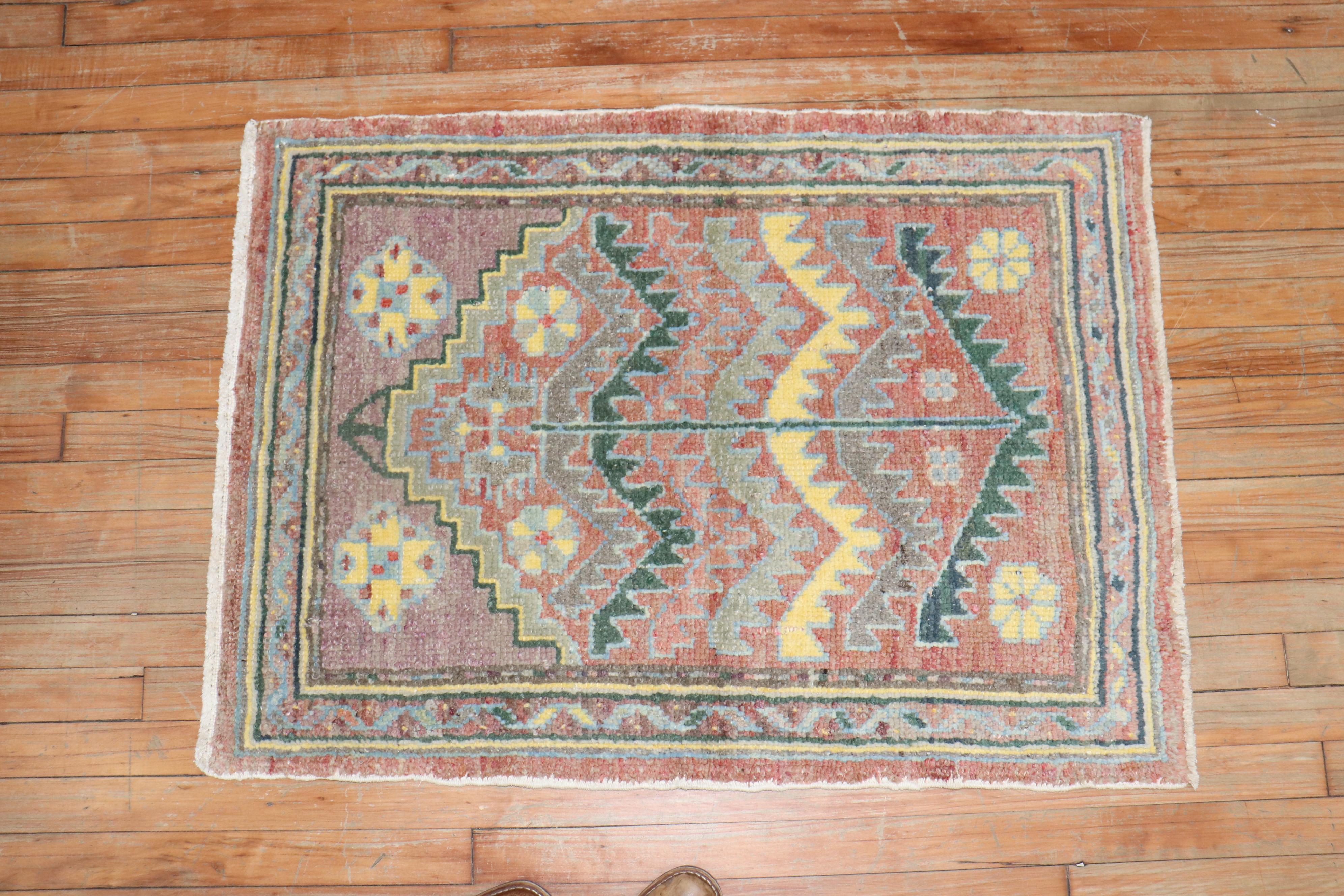 Zabihi Collection Vintage Türkisch Anatolisch Kleiner Quadratischer Teppich im Zustand „Gut“ im Angebot in New York, NY
