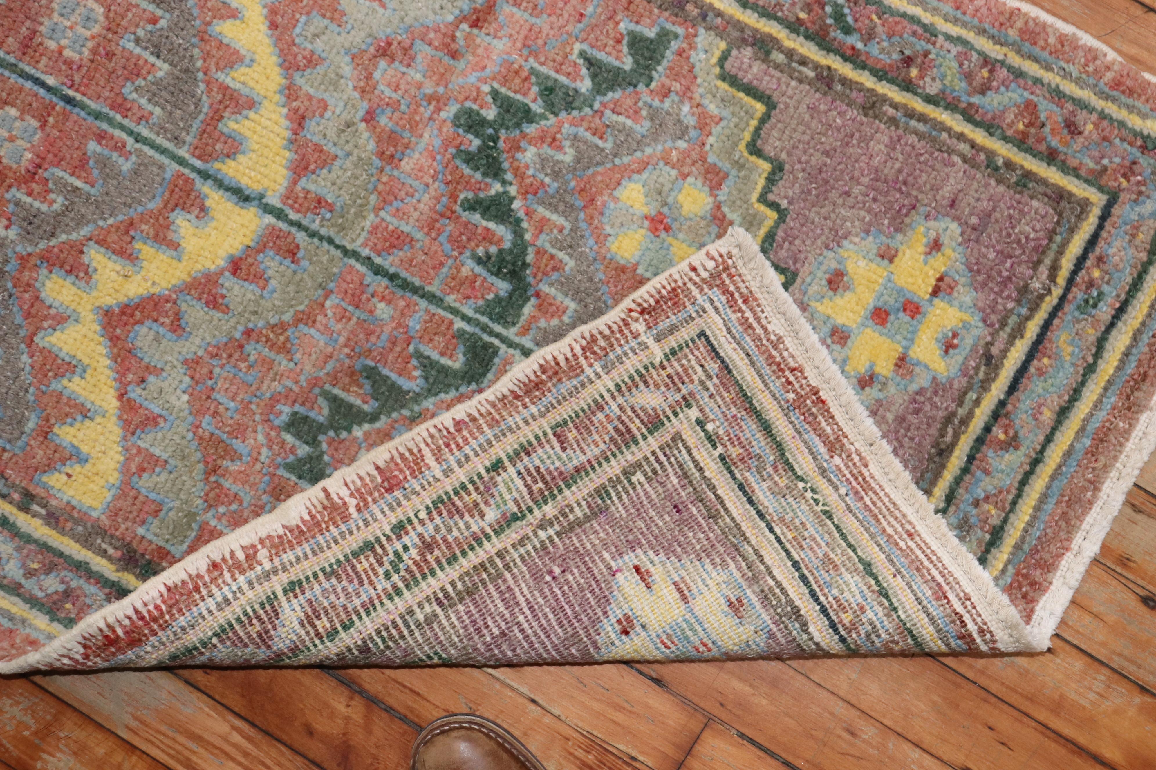 Zabihi Collection Vintage Türkisch Anatolisch Kleiner Quadratischer Teppich (20. Jahrhundert) im Angebot