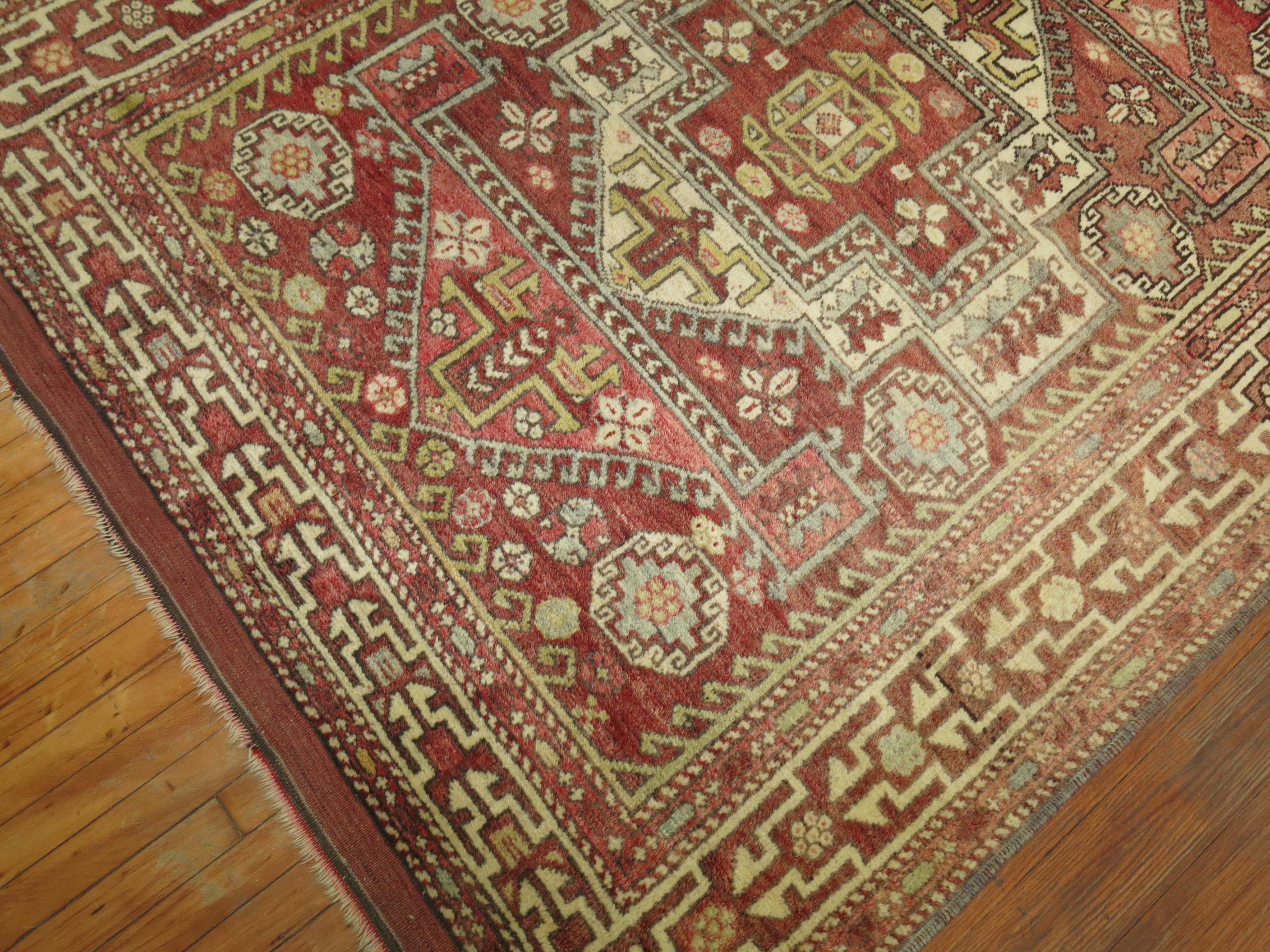 Una alfombra turca de Anatolia de tamaño cuadrado con un diseño derivado de las antiguas alfombras kazak de la región caucásica

Detalles
alfombra no.	29781
talla	6' x 7' 3