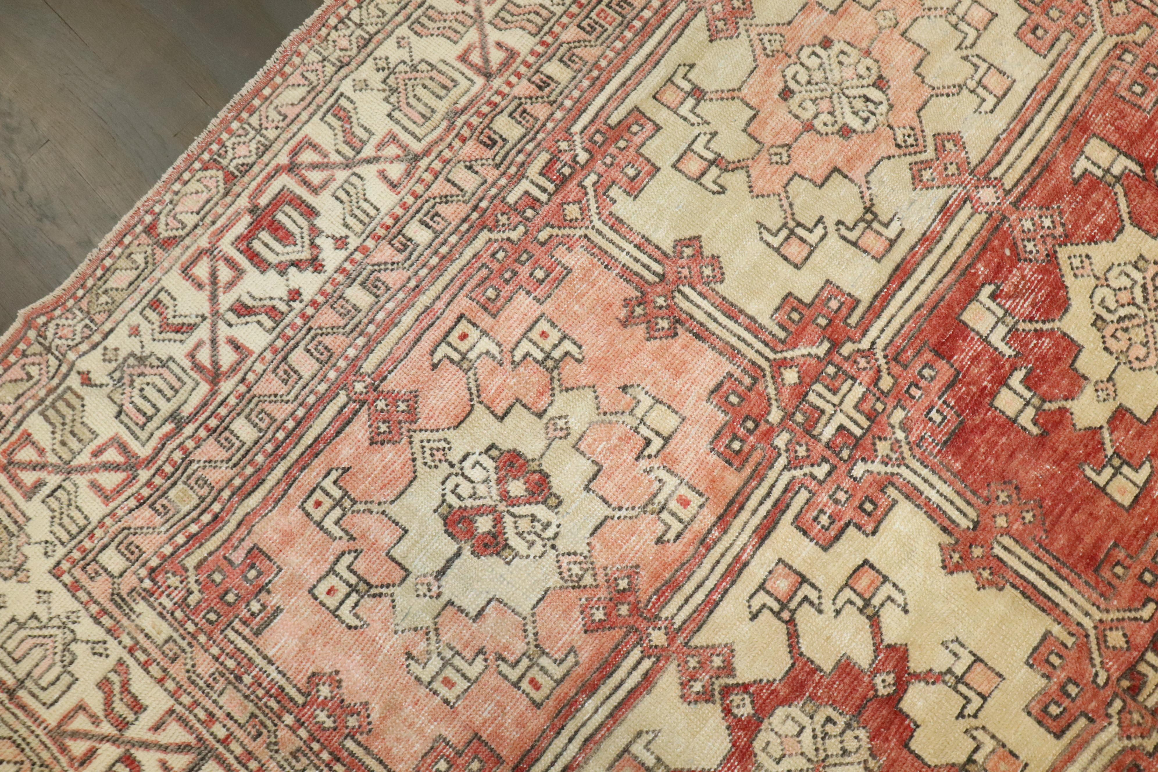 Country Tappeto quadrato vintage turco-anatolico Zabihi Collection'S in vendita