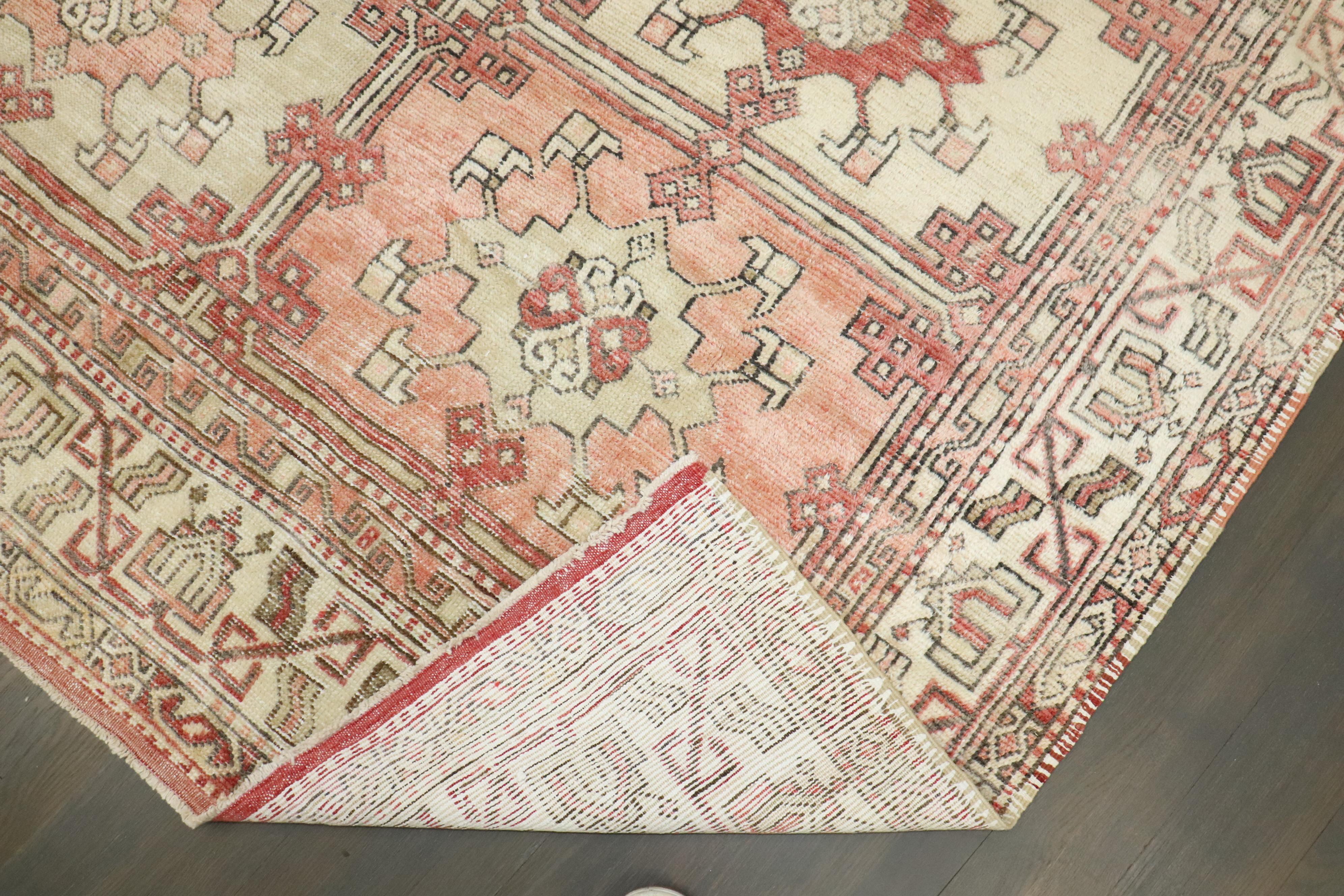 Annodato a mano Tappeto quadrato vintage turco-anatolico Zabihi Collection'S in vendita