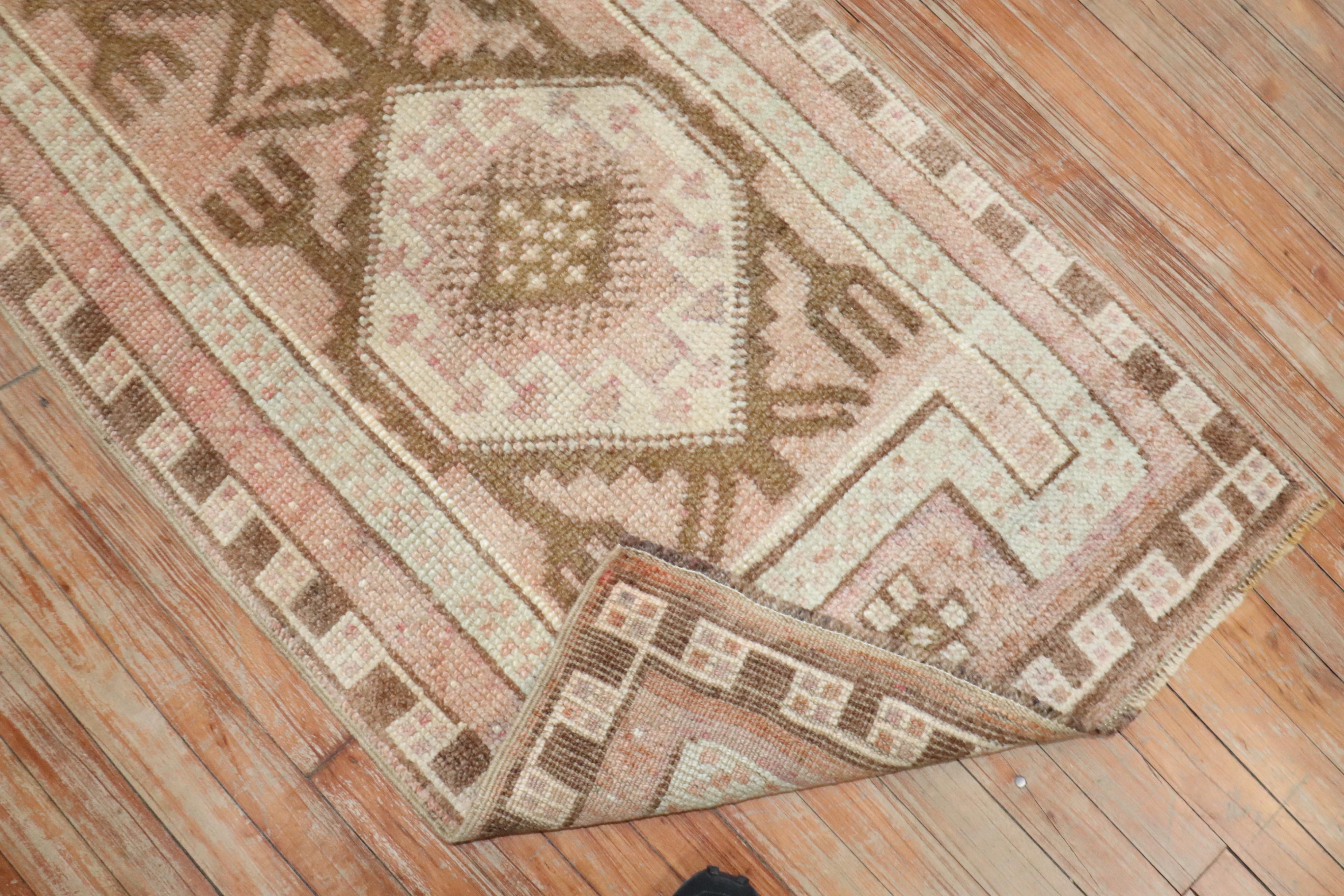 milieu du 20e siècle Petit chemin de table tribal turc

Détails
rug no.	j4007
taille	2' 6