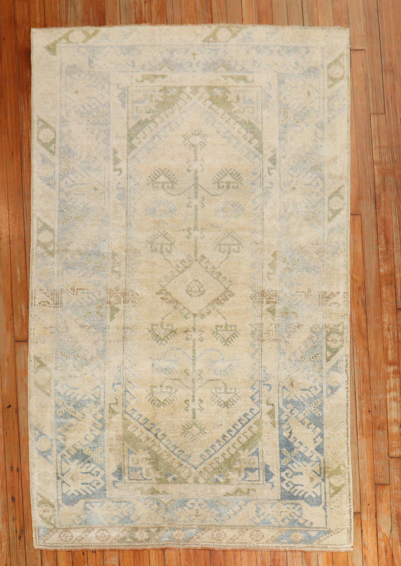 Zabihi Kollektion Vintage Türkischer Konya Dekorativer Vintage-Teppich im Zustand „Gut“ im Angebot in New York, NY