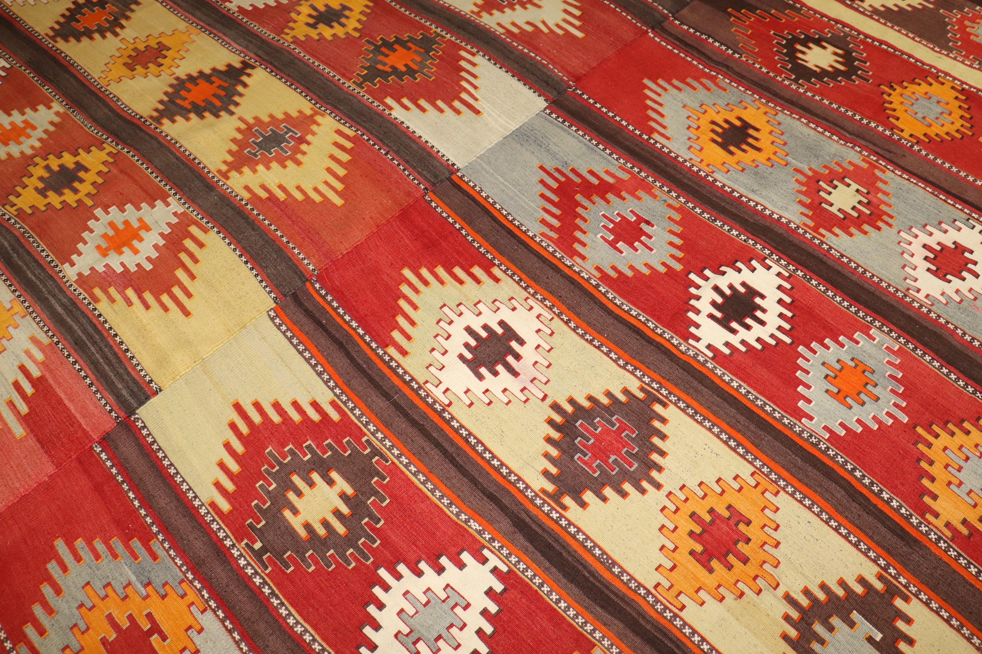 Zabihi Collection'S Vintage Kilim turco grande e quadrato in vendita 2