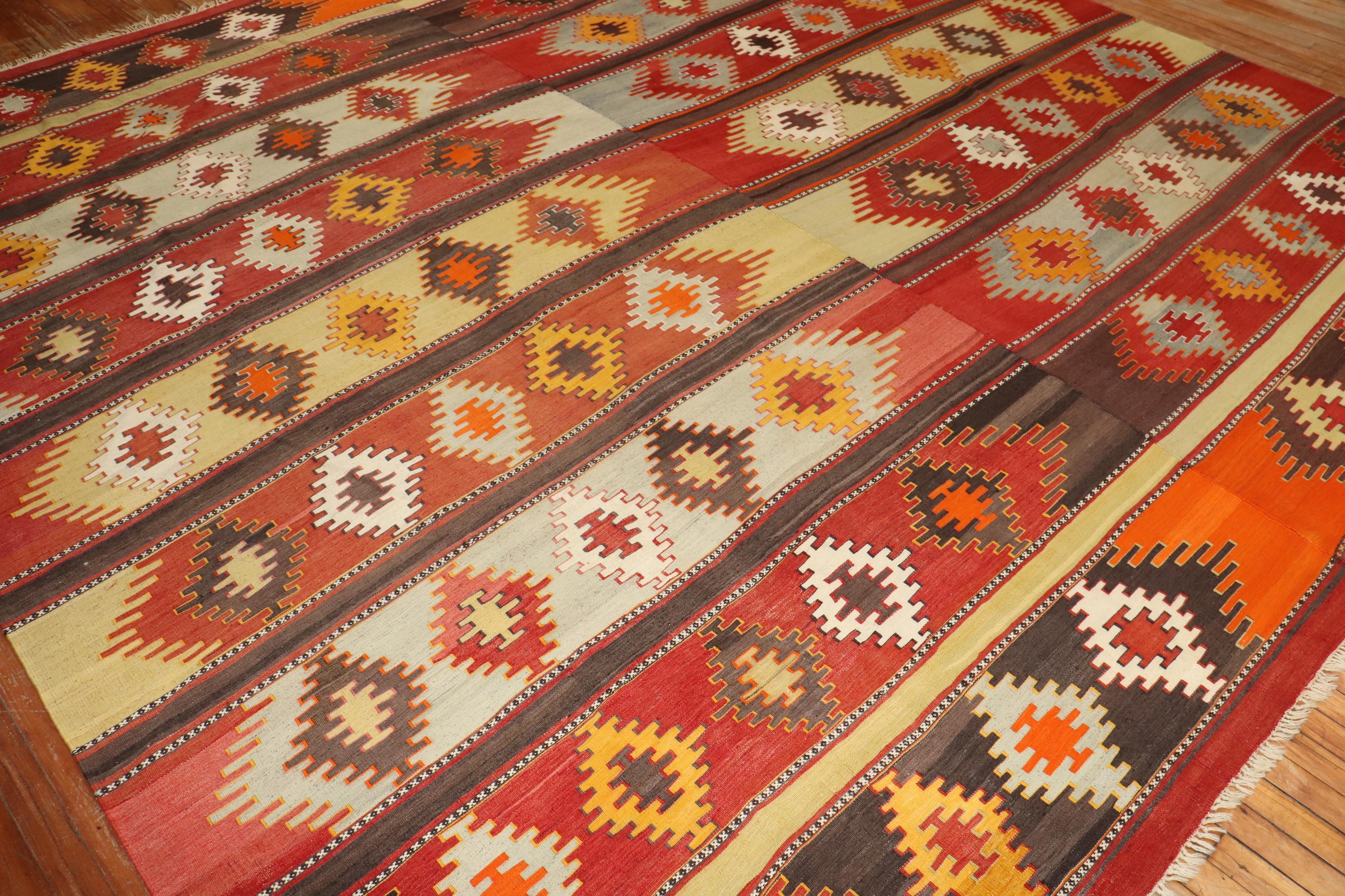 Nativo americano Zabihi Collection'S Vintage Kilim turco grande e quadrato in vendita